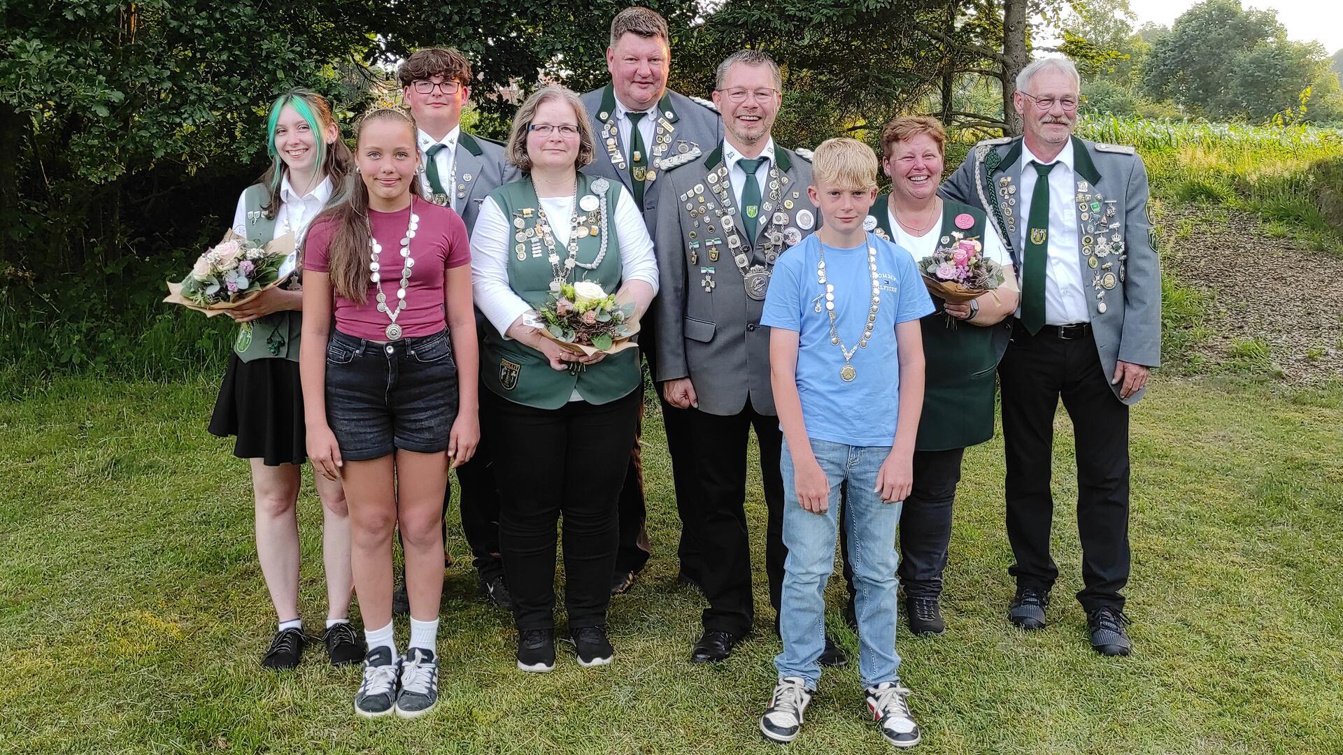 Das Brilliter Königshaus mit Hanna Dietrich (von links), Mia Markowski, Fabian Grantz, Manuela Grantz, Vizepräsident Matthias Grantz, Jens Burmester, Linus von Oesen, Bianca Michaelis und Hans-Jürgen Kück. 