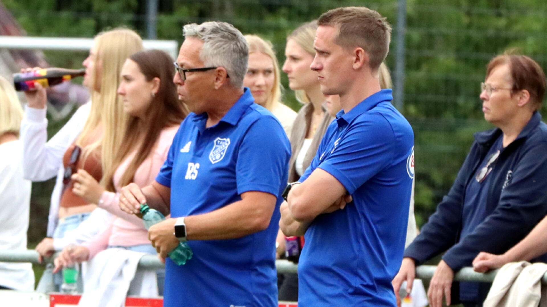 Das Byhusener Trainer-Duo Ron Stam (li.) und Eick Gerken: Haben sie den richtigen Matchplan fürs Derby in Bremervörde?