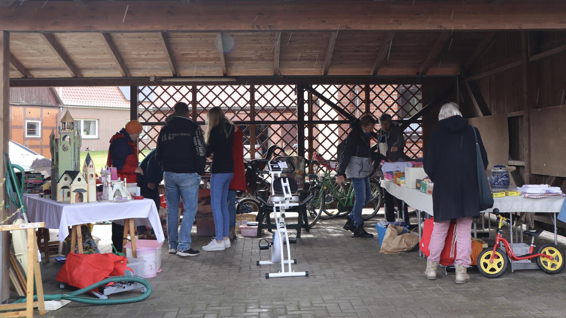 Das Carport der Familie Heitmann bietet nicht nur Regenschutz, sondern auch interessante Stücke zum Kaufen.