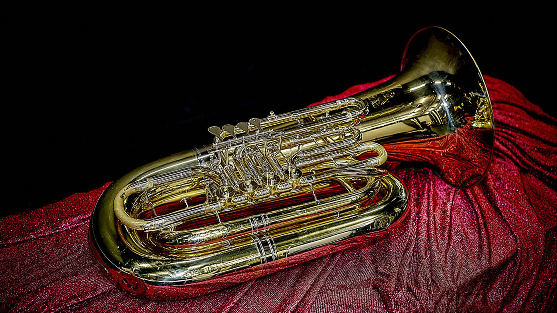 eine Tuba auf einem roten Samttuch