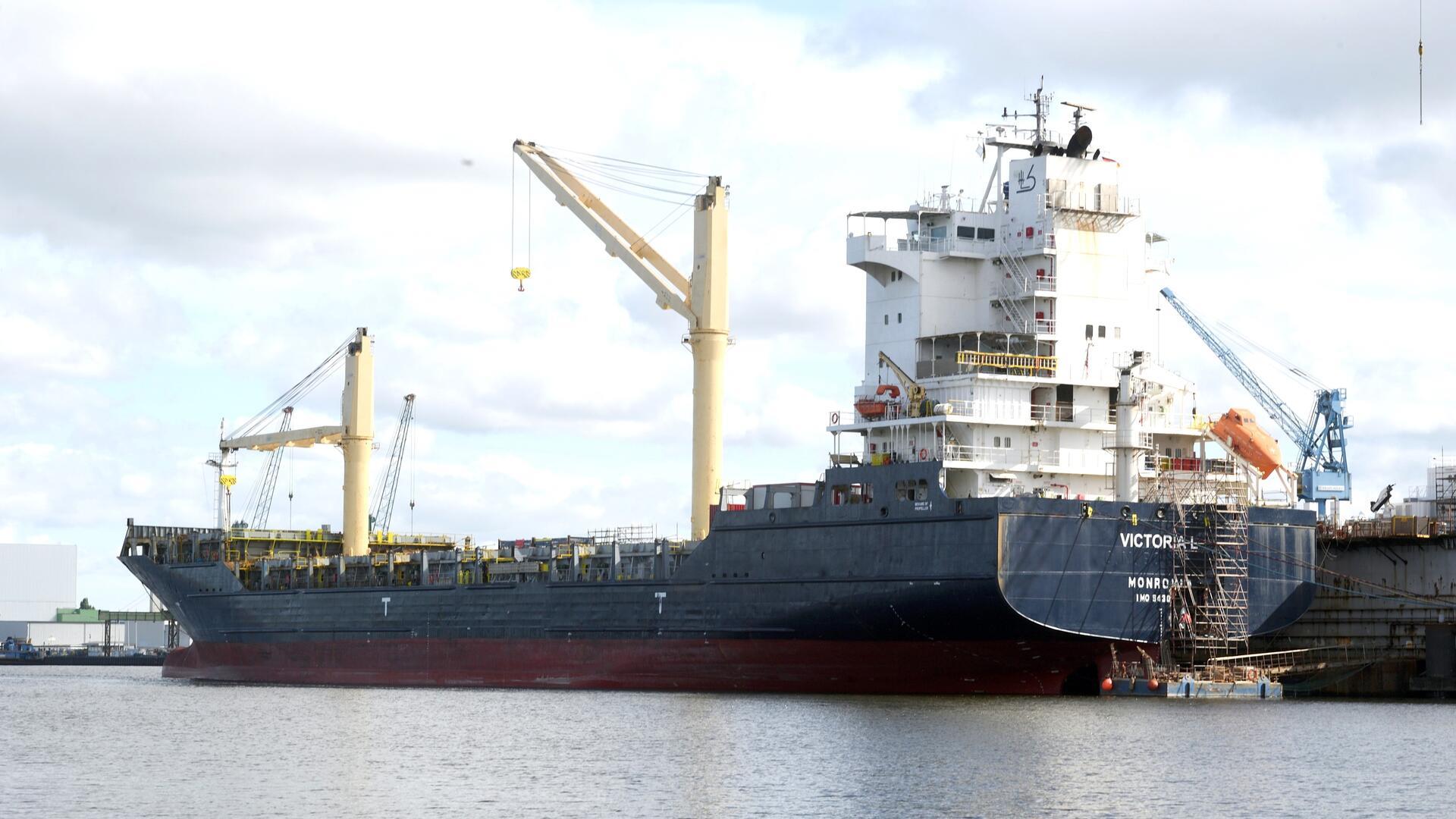 Das  Containerschiff  „Victoria L“ liegt zur Reparatur bei Bredo Dry Docks in Bremerhaven. Nach einem Maschinenraumbrand auf hoher See wird der entstandene Schaden nun untersucht und instand gesetzt.
