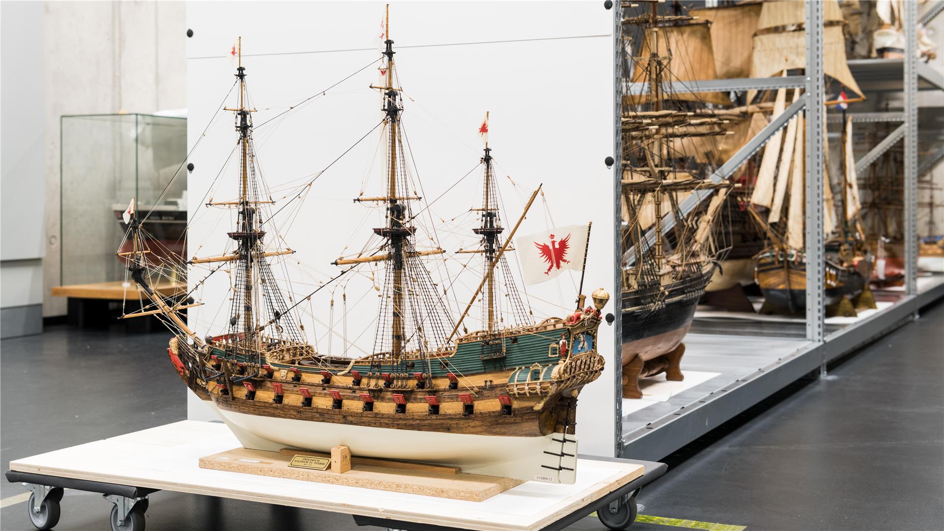 Das Modell eines Schiffs steht in einer Ausstellung des Deutschen Schifffahrtsmuseums.