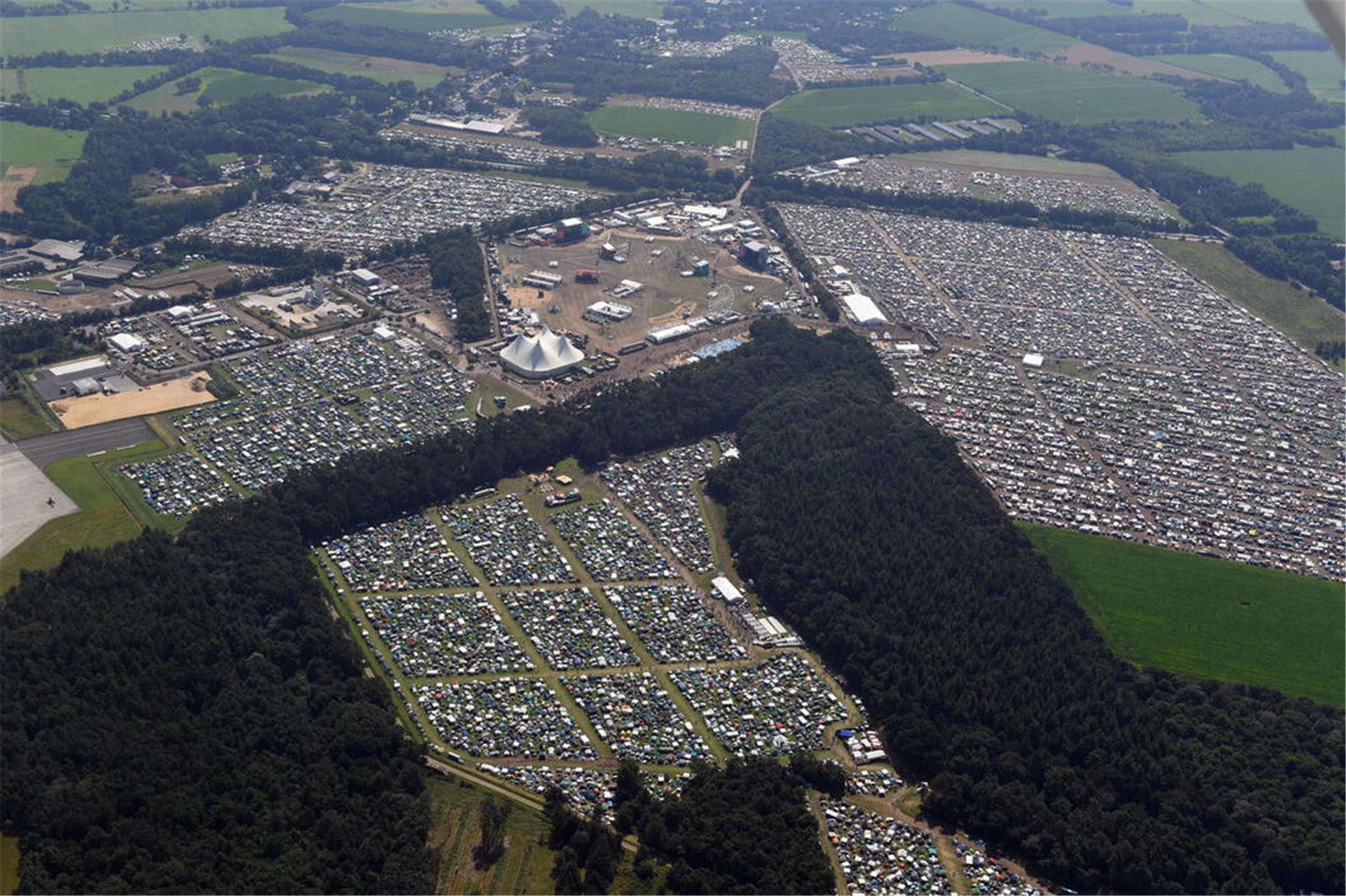Das Deichbrand-Festival 2024 aus der Luft: Mit 60.000 Besuchern war die Rockcity Wanhöden ausgebucht.