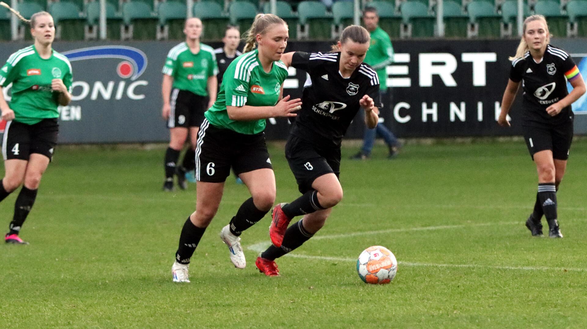 Das Derby in Heeslingen war für den Aufstiegsaspiranten Anderlingen/Byhusen eine überraschende Herausforderung - hier Lina Treu gegen Marlene Künne - endete aber doch mit einem Sieg der SG A/B.