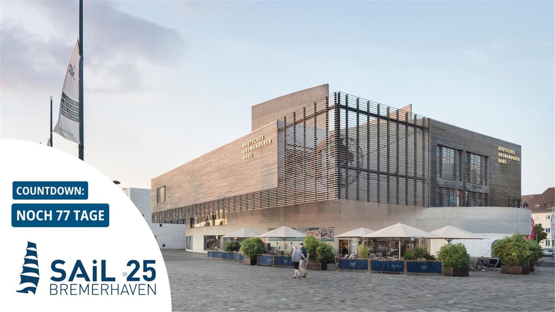 Ein Gebäude mit besonderen architektonischen Elementen. Davor ein Außenbereich mit Sonnenschirmen.
