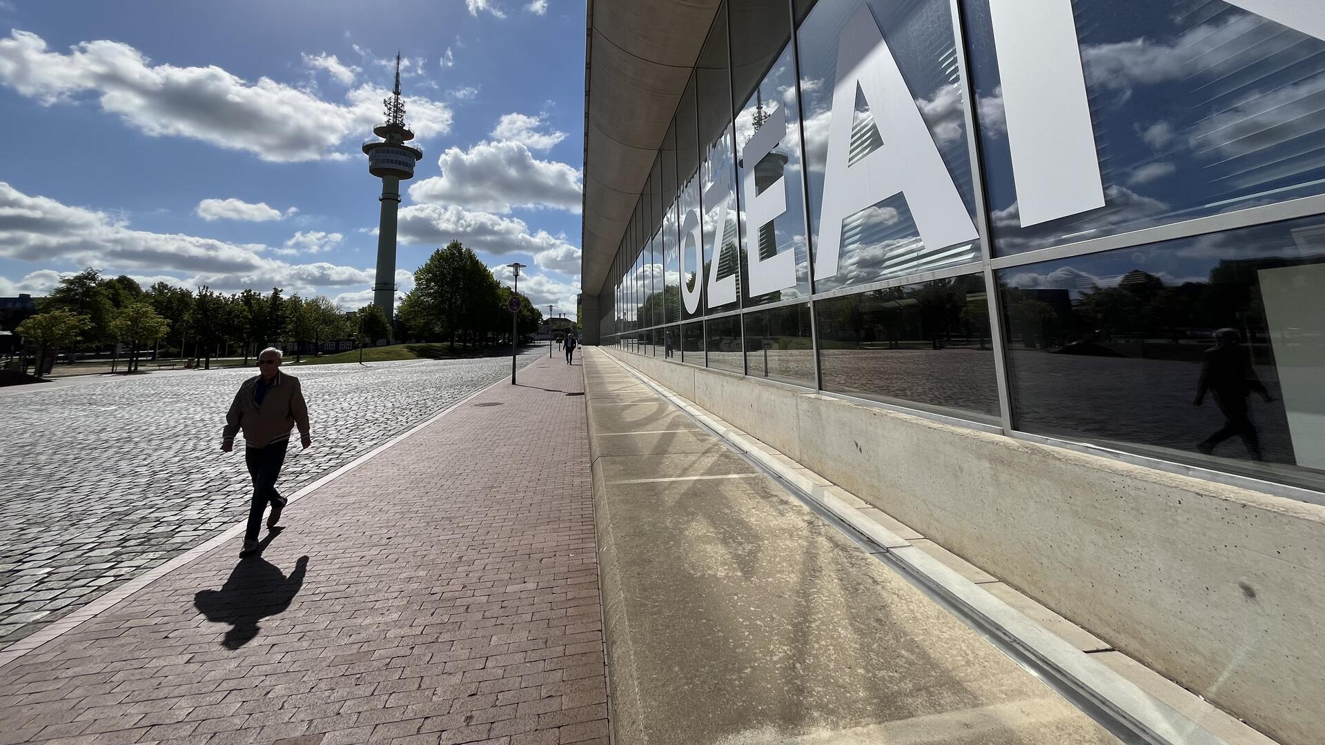 Blick auf ein glasverspiegeltes Haus im Gegenlicht, ein Mann geht vorbei. Das Deutsche Schifffahrtsmuseum hat einen Förderverein, der Projekte unterstützt.