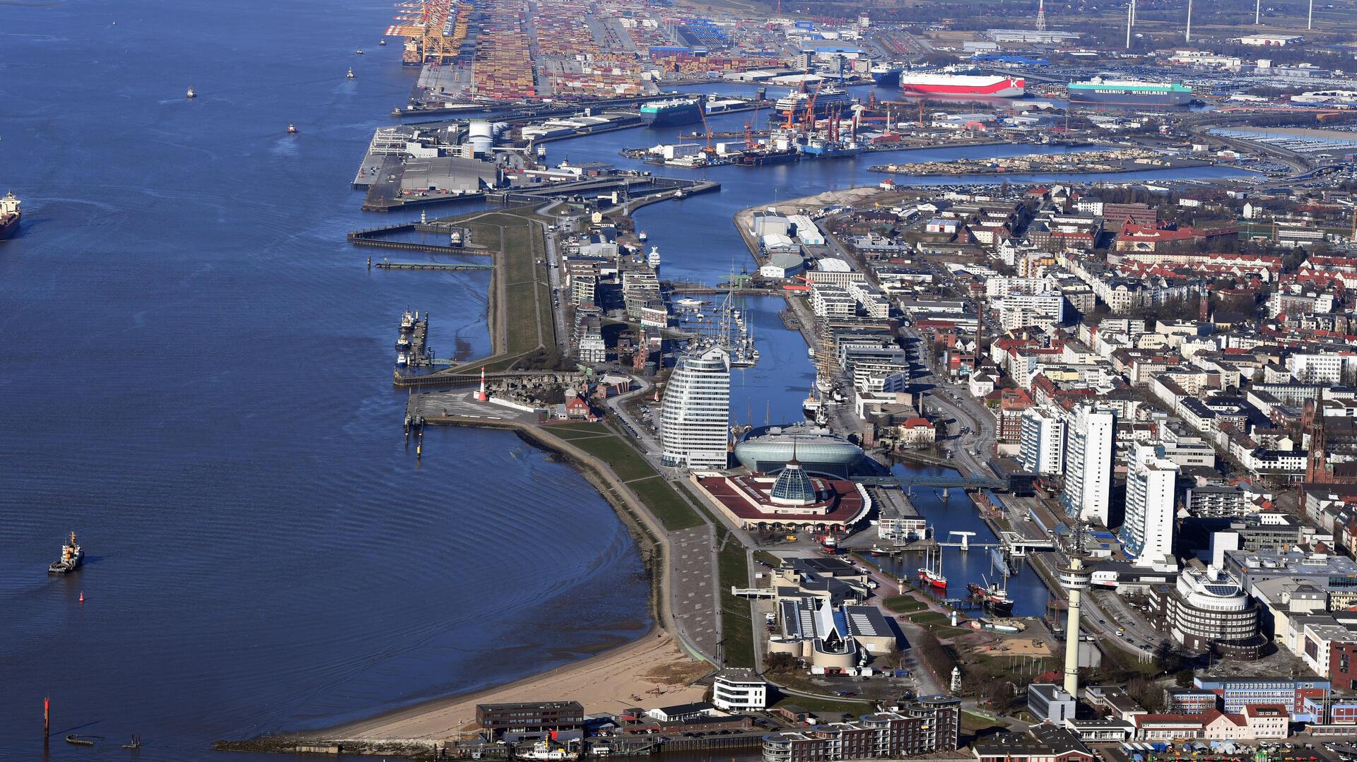 Die Stadt Bremerhaven aus der Luft fotografiert. Das Deutsche Städteforum bringt am 24. Juni mehr als 120 Experten aus dem gesamten Bundesgebiet in Bremerhaven zusammen – im Fokus stehen die Zukunftsthemen Künstliche Intelligenz und „Urban Branding“ im Städtetourismus.