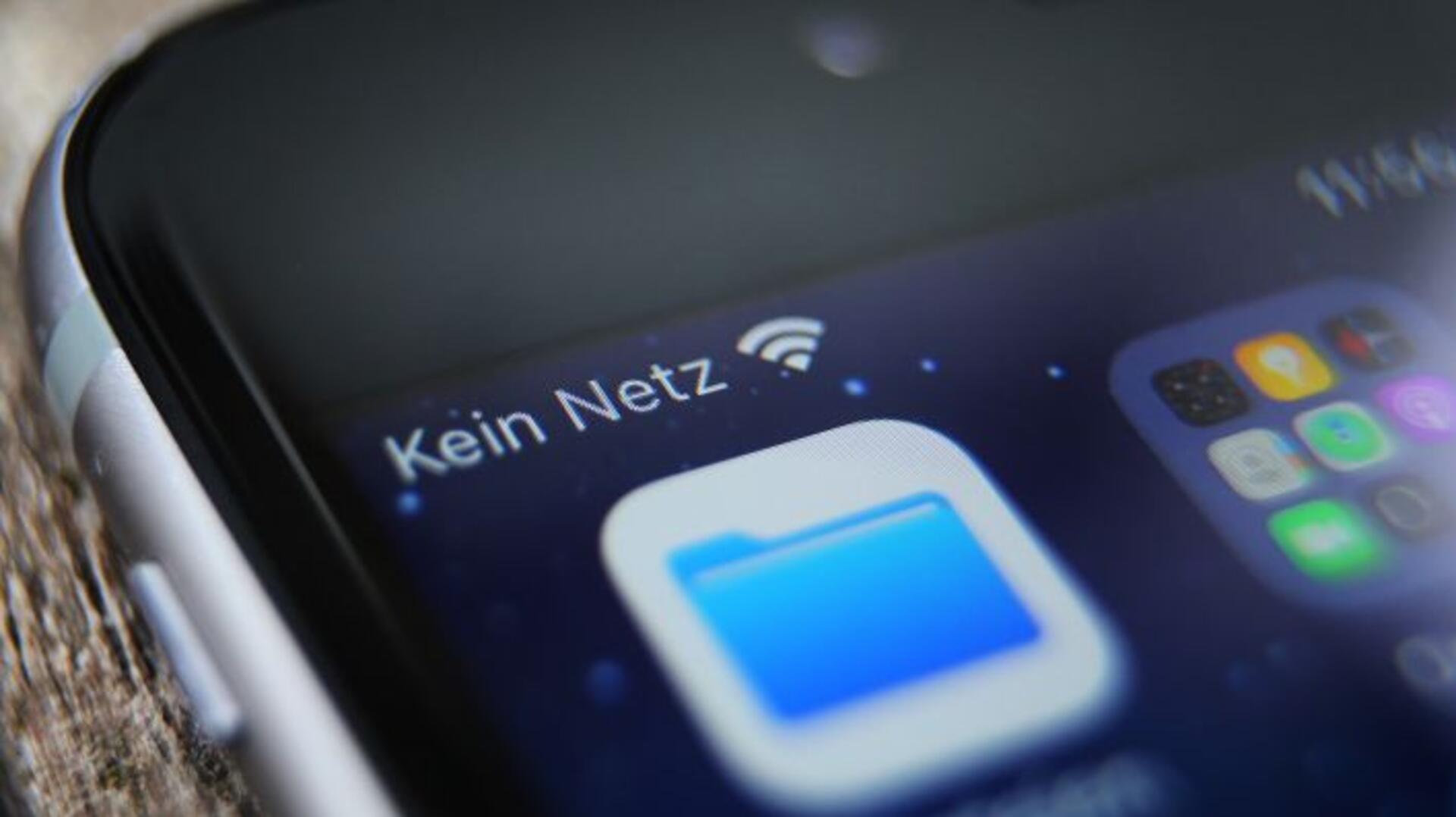 Das Display dieses Smartphones zeigt die Meldung "Kein Netz" an. Um Funklöcher im Mobilfunknetz aufzuspüren, ruft die Rotenburger Kreisverwaltung die Bürger zur Beteiligung an einer bundesweiten Mobilfunkmesswoche auf.