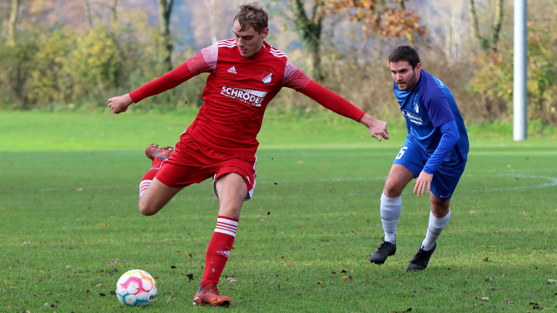 Das Duell zwischen Selsingens Youngster Jan Schröder (links) und Alfstedt/Ebersdorfs Torjäger Lars Rademacher ist erneut zu erwarten.