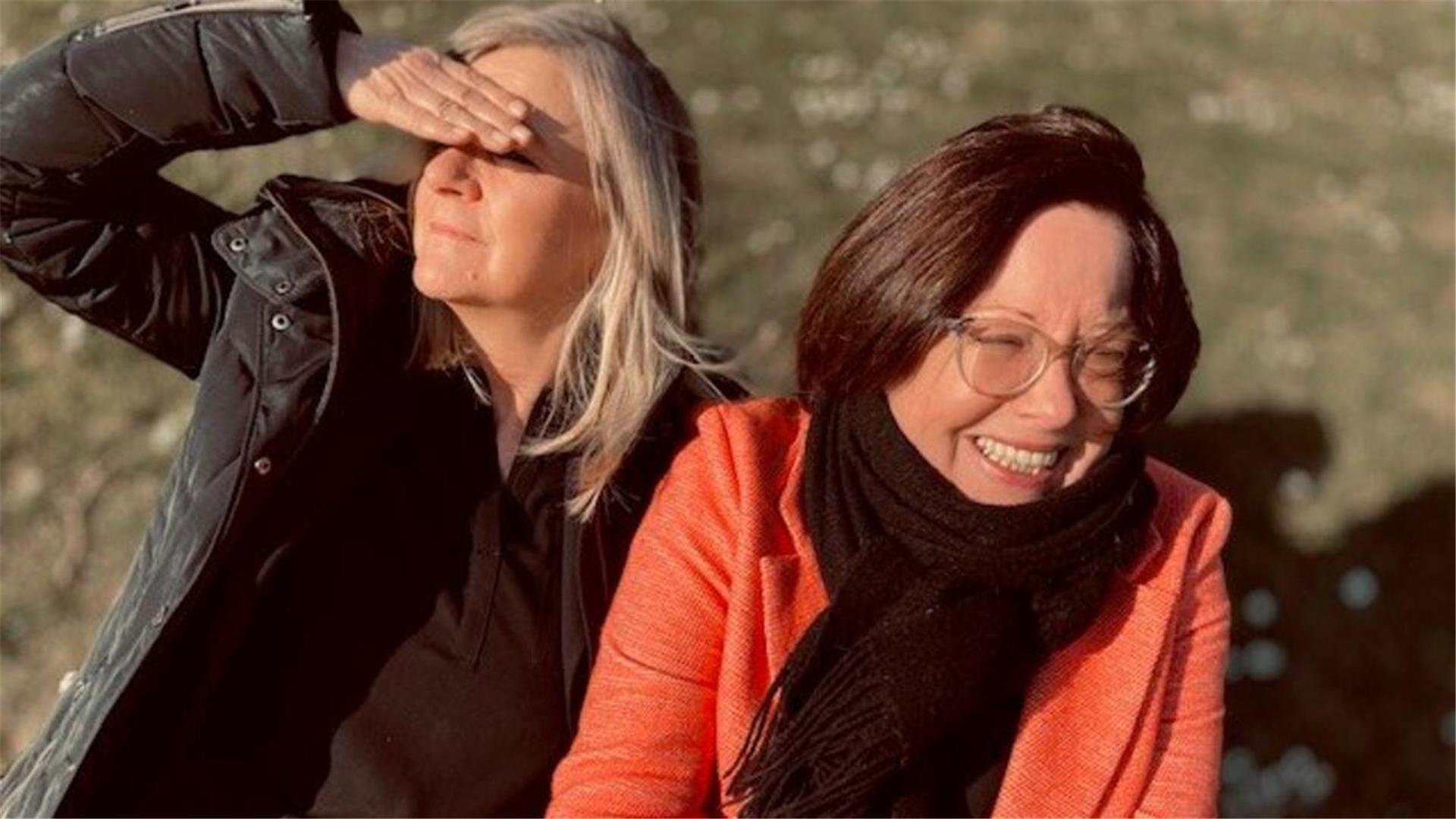 Zwei Frauen sitzen in der Sonne
