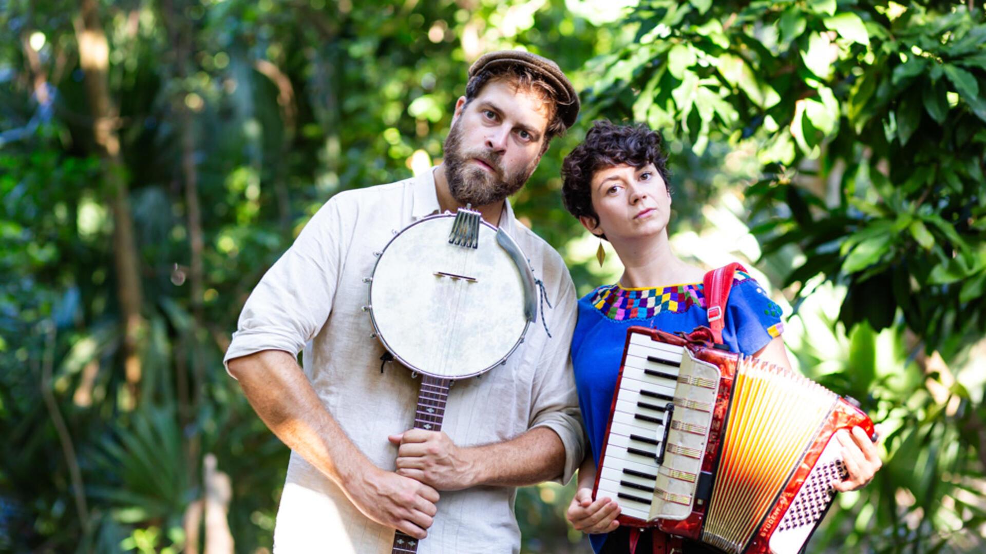 Das Duo Tante Friedl tritt beim letzten Kirchplatzkonzert des Jahres auf.