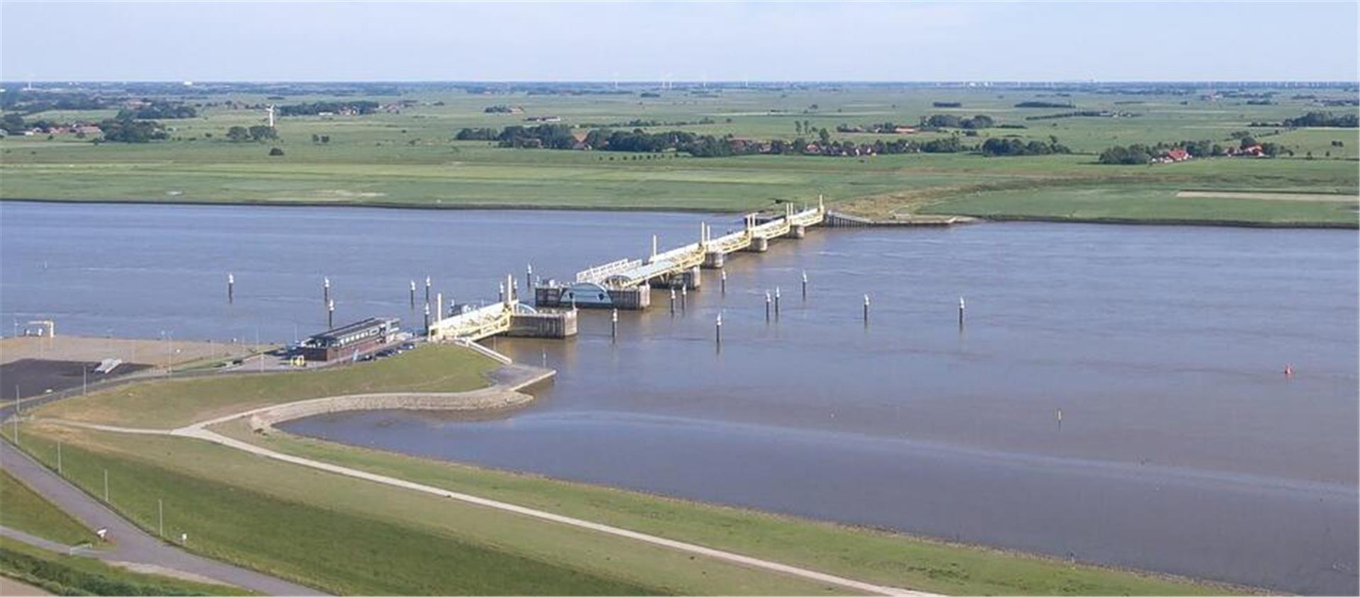 Sperrwerk in einem Fluss.