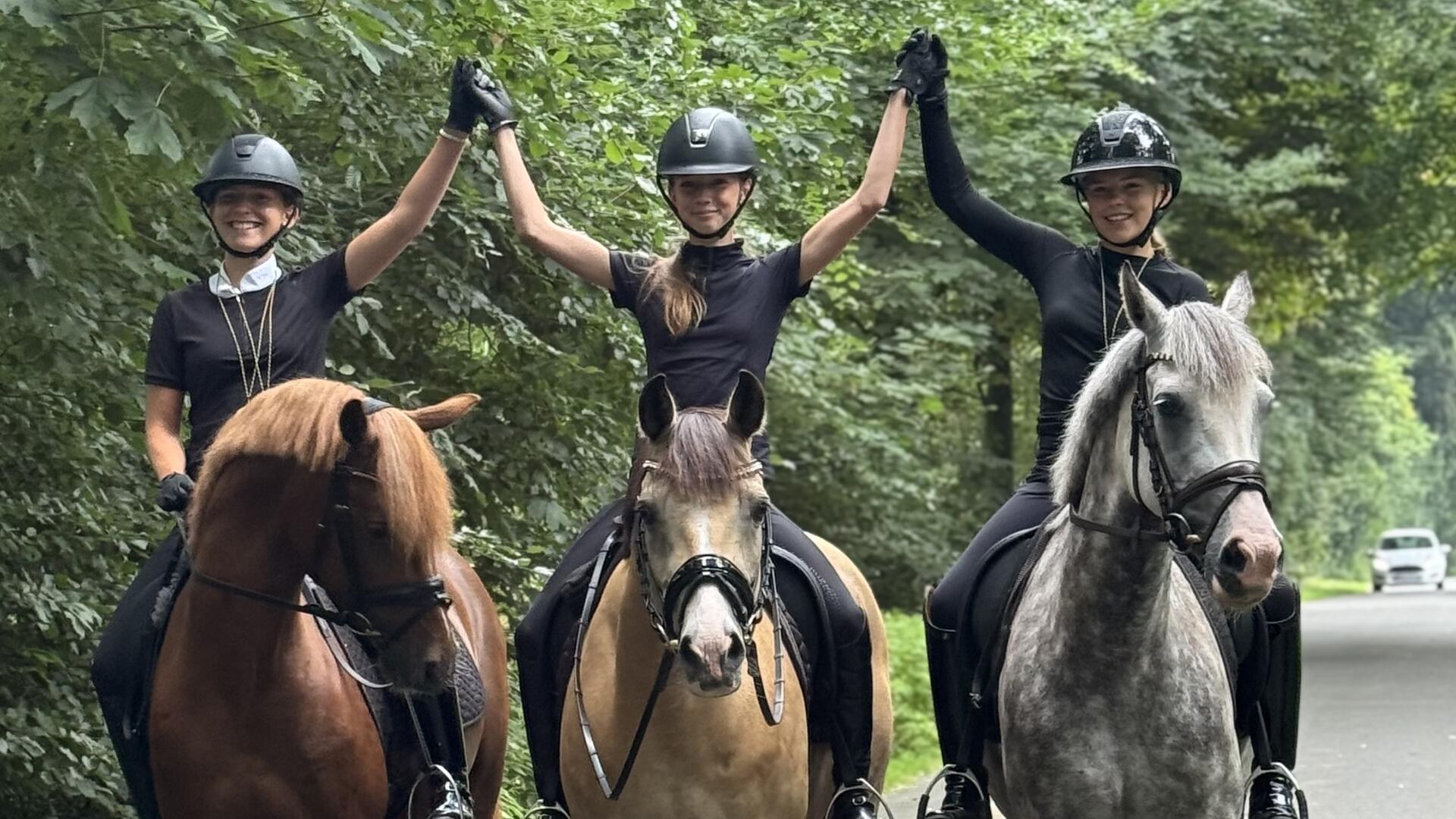Das Erfolgstrio der Familie von Helldorff freute sich über Medaillen und sehr gute Platzierungen bei den Landesmeisterschaften (von links): Lilli, Anna und Lisa von Helldorff.