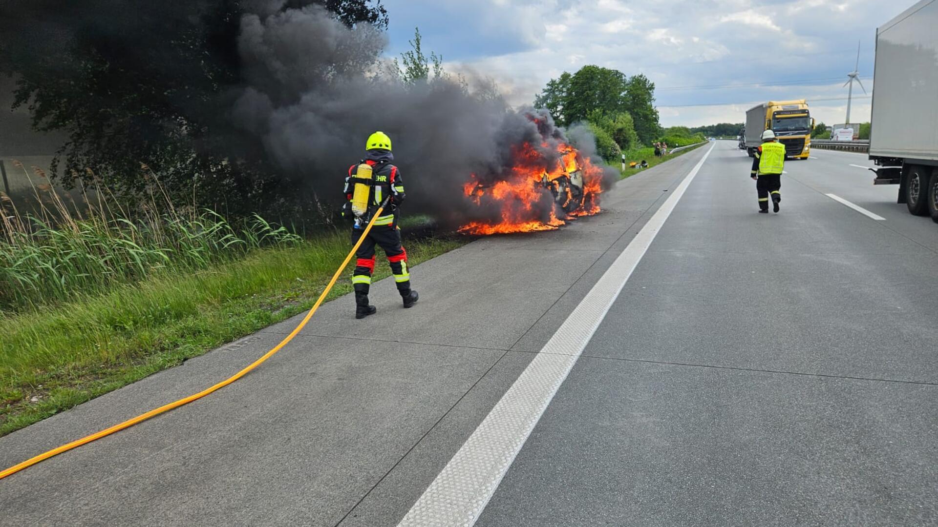 Der in Vollbrand stehende Pkw