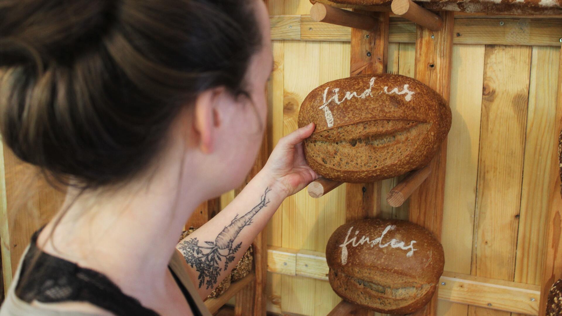 Eine Frau hält ein Brot in der Hand