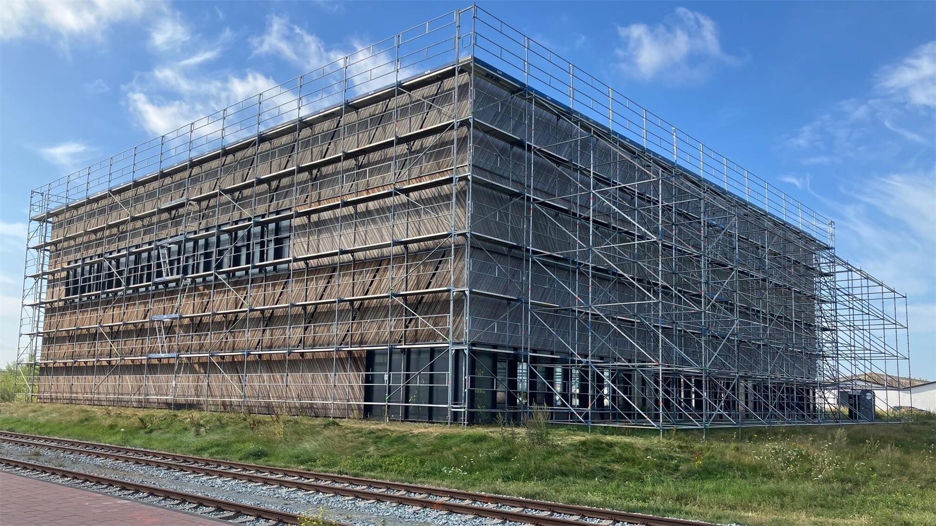 Das Forschungsdepot (Magazin) des Deutschen Schifffahrtsmuseums an der Eichstraße im Fischereihafen ist komplett eingerüstet.