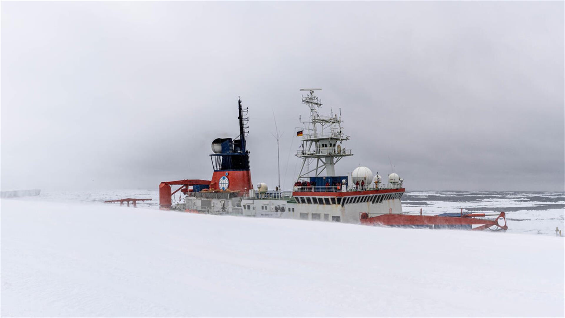 Forschungsschiff Polarstern an der Eiskante Antarktis