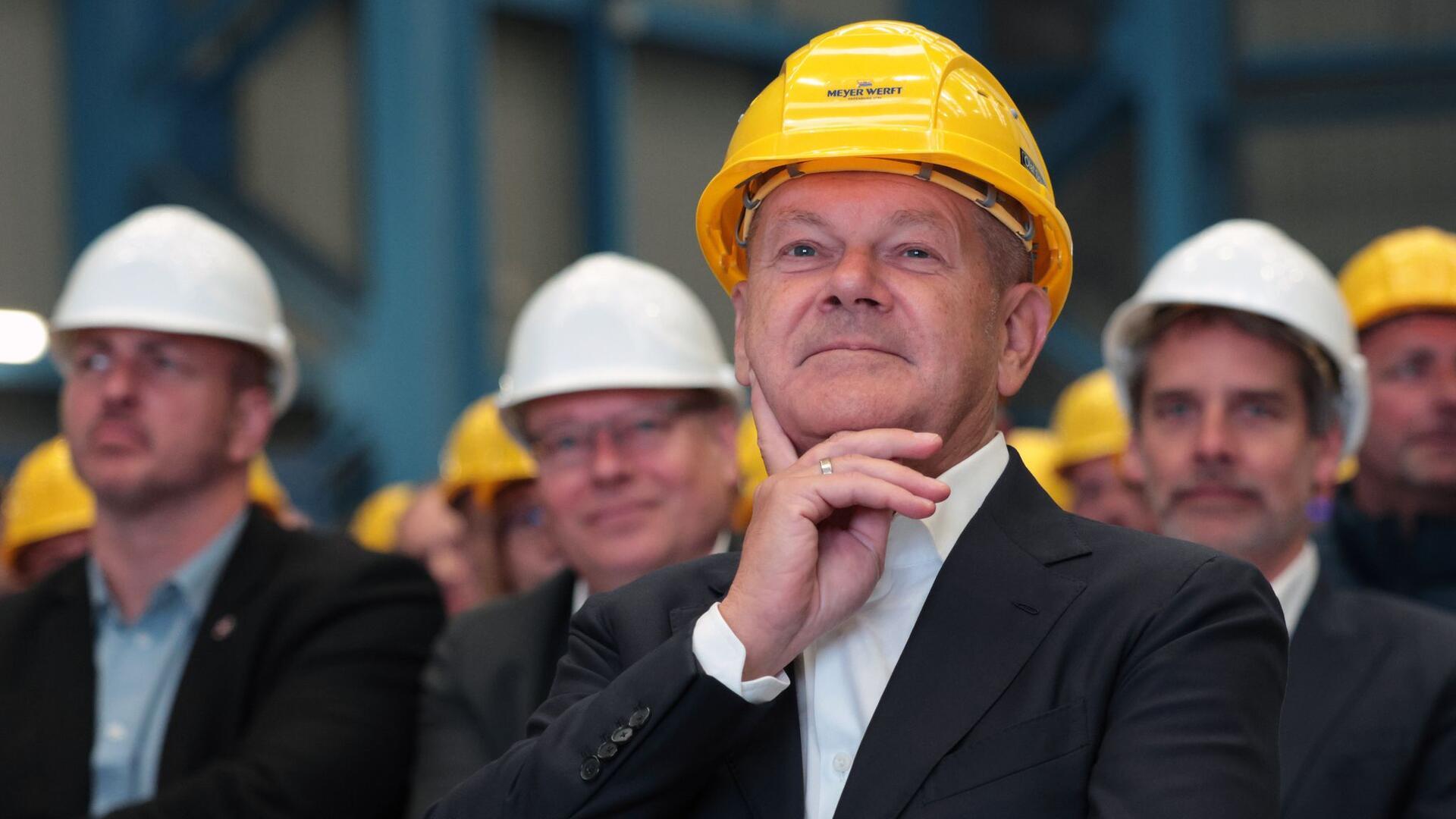 Das Foto zeigt Bundeskanzler Olaf Scholz bei der Meyer Werft.