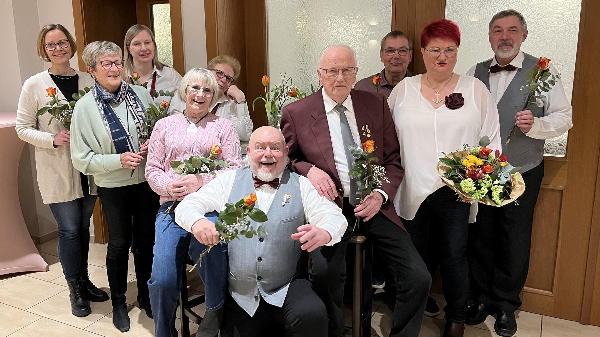 Das Foto zeigt die Geehrten mit den Vorstandsmitgliedern: Claudia Burfeind (von links), Ingrid Hastedt, Birthe Blanken, Annelore Greiffenhagen, Silke Pegel, Ortwin Hennig, Werner Wintjen, Jürgen Wellbrock, Birgit Hennig und Wolfgang Meyer.