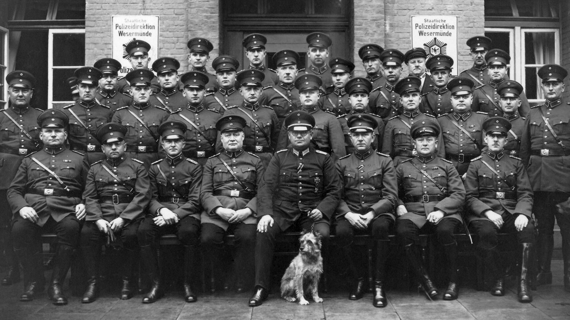 100 Jahre altes Foto mit etwa 25 Männern in Polizeiuniform