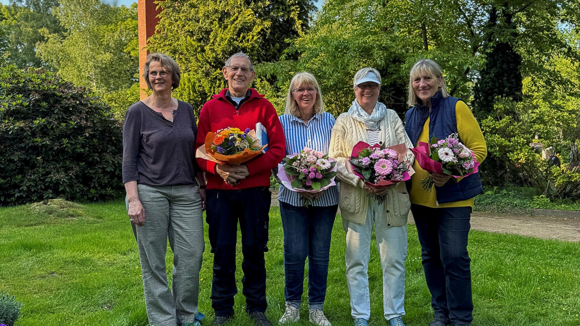 Das Foto zeigt die Teilnehmer am Tisch und auf dem Friedhof, sowie die von Bettina Szlagowski besonders Geehrten, Ulrich Wahl und den runden Geburtstag feiernden Damen Bärbel Techentin-Bohn, Antoinette Beesten und Heinke Schmidt.