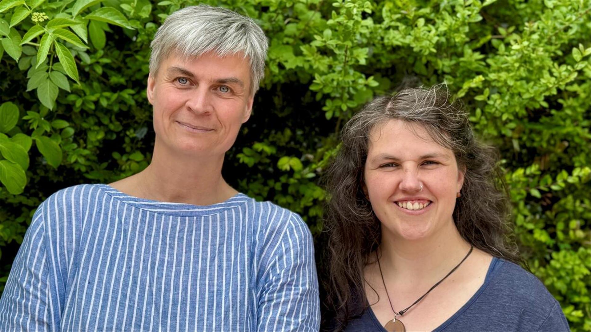 Das Foto zeigt die beiden Mitarbeiterinnen des Diakonischen Werks, Esther Ohlerich und Lotta Kohlmann, die die angesprochenen Themenfelder bearbeiten.
