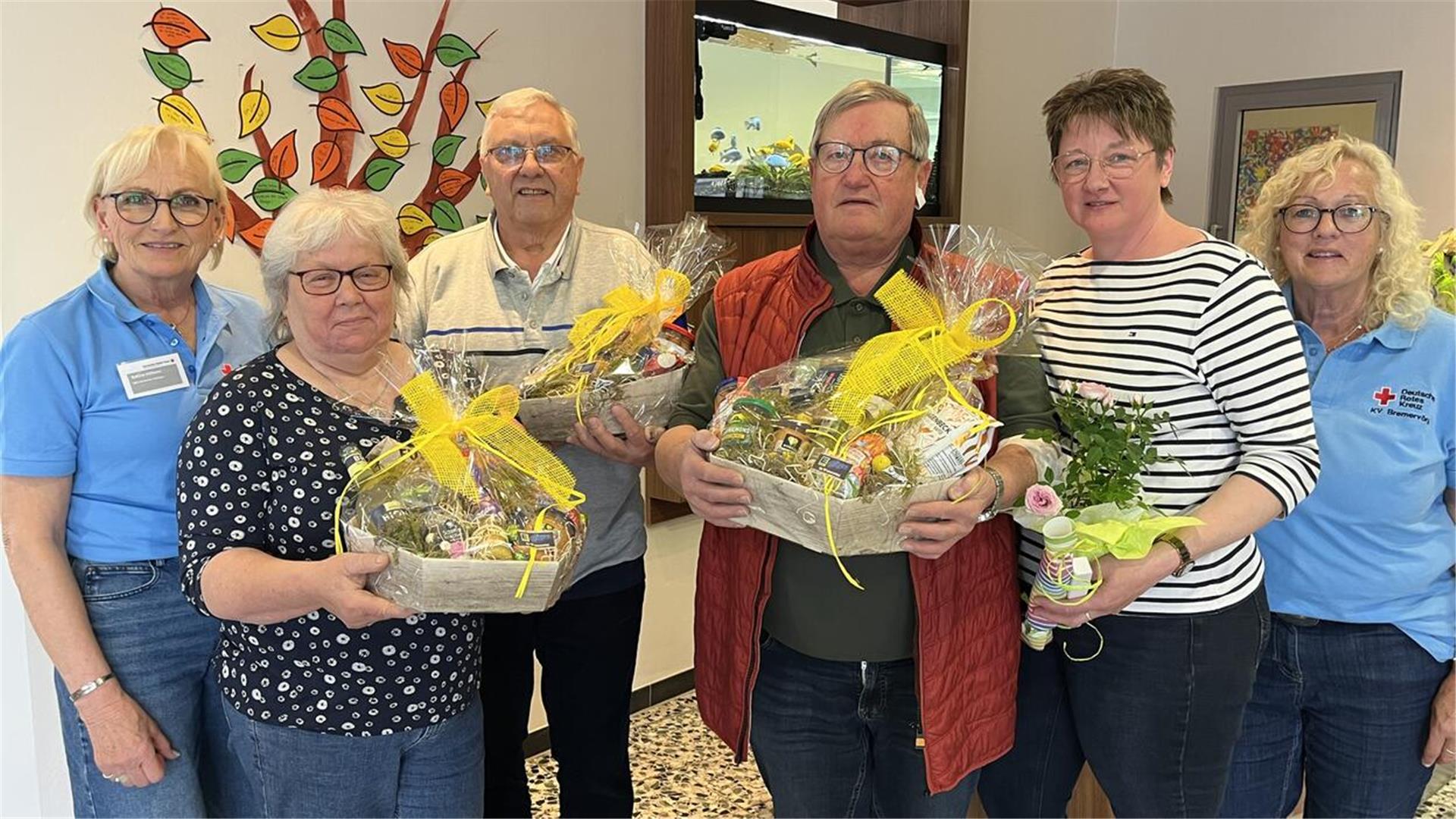 Das Foto zeigt die zweite Vorsitzende des DRK-Ortsvereins Selsingen Sabine Höfkens (von links), Gerda Viebrock, Friedhelm Steffens, Hubertus Nieswandt, Elsbeth Stelljes und die Vorsitzende Ilse Carstens-Rillox. Auf dem Foto fehlt Johann Gerdts.