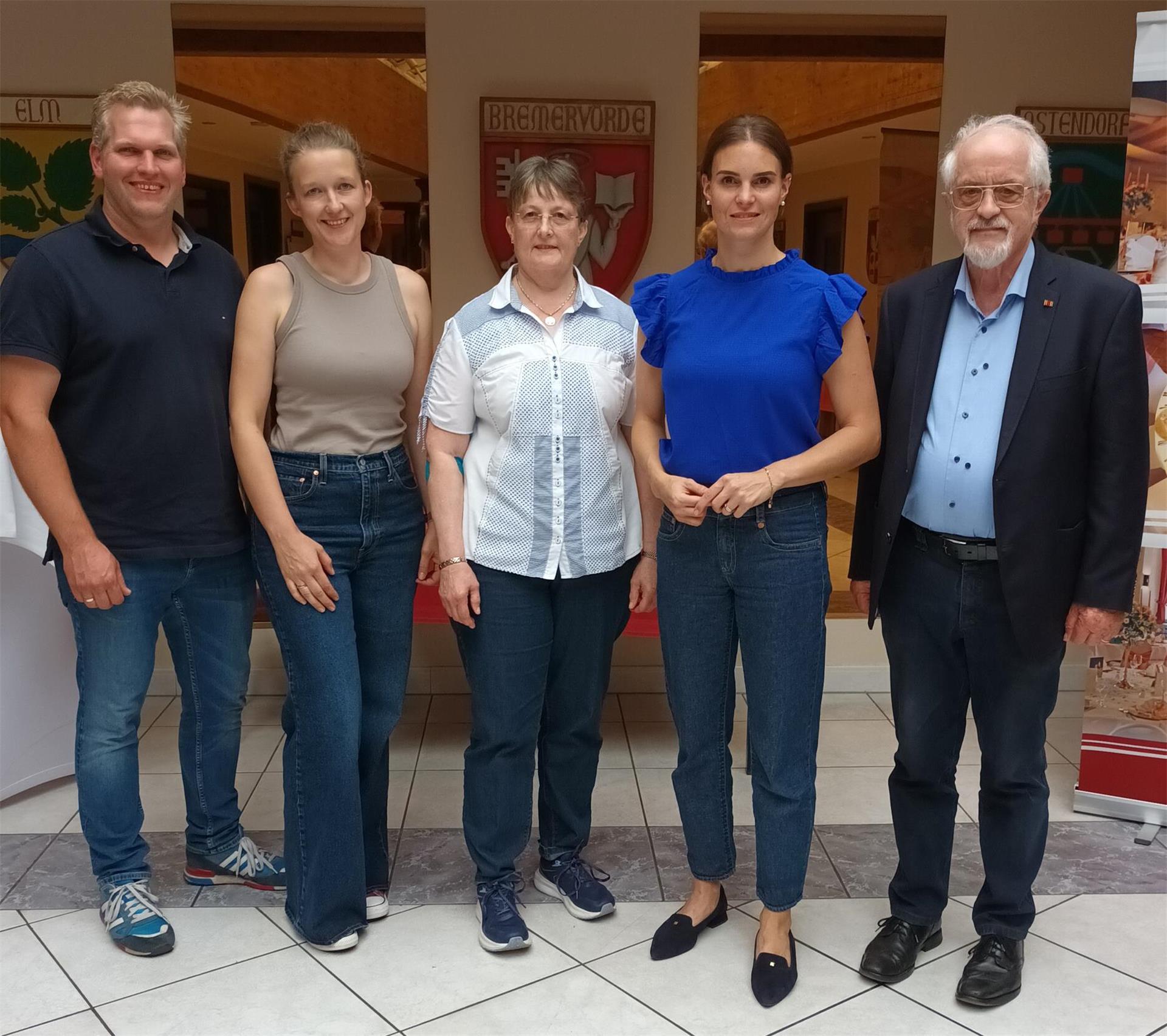 Das Foto zeigt (von links) Jan Schnakenberg, Anne Schnakenberg, Anja Maitza-Behling, Vanessa Zobel, MdB und Albert Rathjen. 