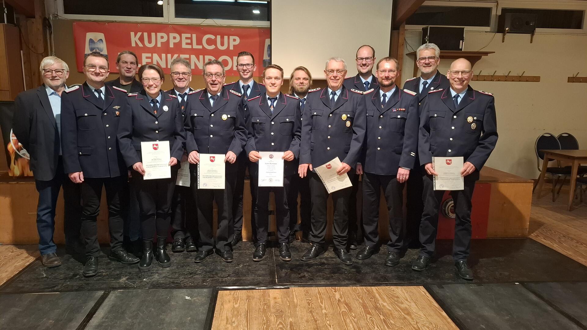 Das Foto zeigt (von links) den stellvertretenden Gemeindebürgermeister und Ortsvorsteher Johann Steffens, Ortsbrandmeister Stefan Weber, den Vorsitzenden des Feuerschutzausschusses Ingo Bollmeyer, Ricarda Weber, Wilfried Lambrecht, Jürgen Slotosch, Corvin Kackmann, Dustin Burmester, Matthias Zillmer, Kord Burmester, Jendrik Kackmann, den stellvertretenden Gemeindebrandmeister Meik Mahnstein, Kreisbrandmeister Peter Dettmer und Mario Kackmann.