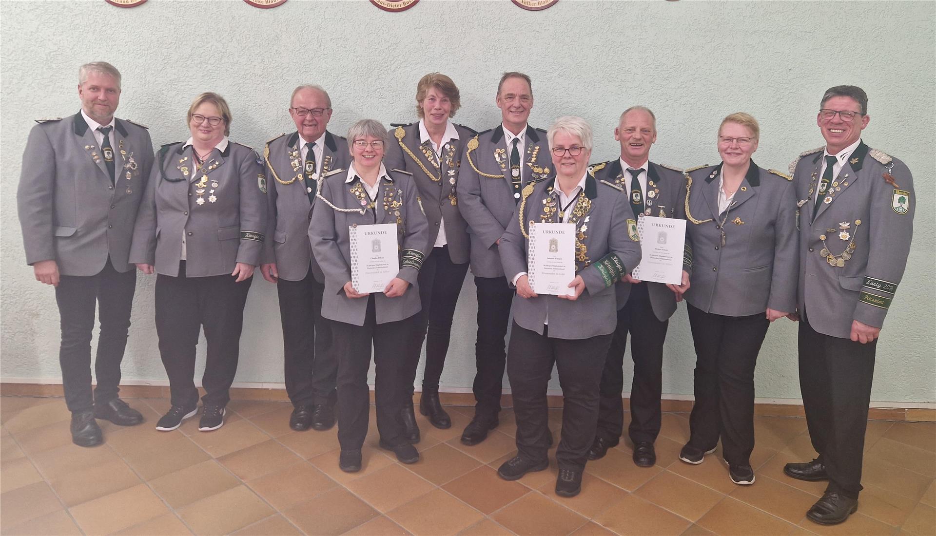 Das Foto zeigt (von links) den stellvertretenden Präsident Torben Butt, Nicole Wintjen,Christoph Stelling, Claudia Bilkau, Janny van der Plaats, Wilco van der Plaats, Susanne Wintjen, Holger Schulz, Ilona Mangels und Barchels Schützenpräsident Volker Blank.