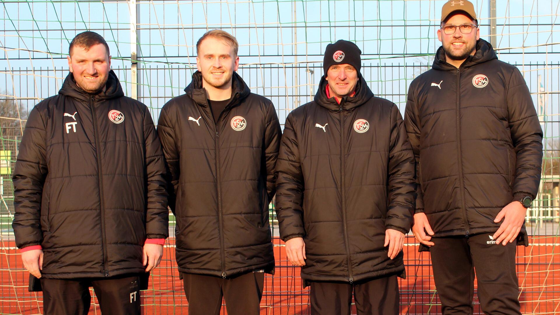 Das Funktionsteam bleibt zusammen. Obmann Fabian Tietjen (links) konnte Trainer Jannis Lemmermann (rechts) für eine weitere Saison an den Verein binden. Das Duo Jascha Lamp (Zweiter von links) und Axel Renken agiert als Co-Trainer.