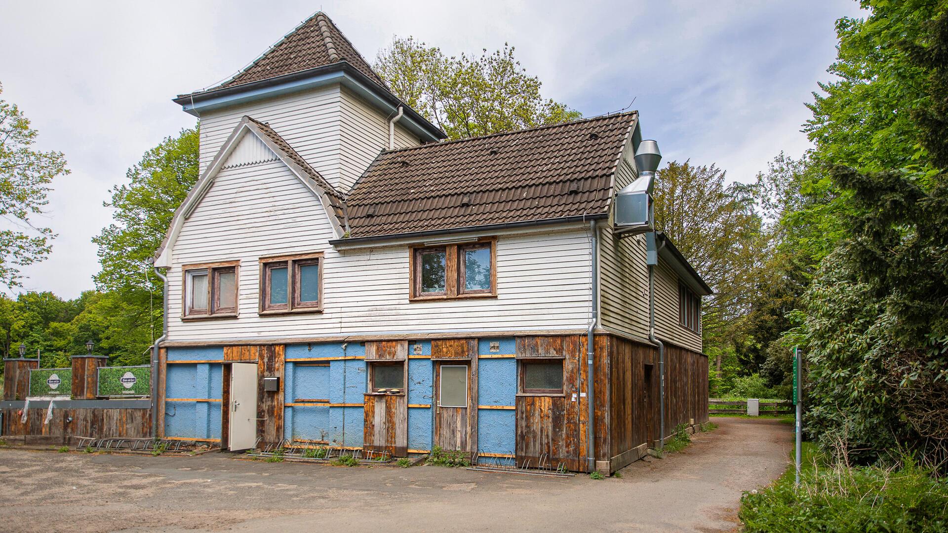 Das Haus am See heute: Es sieht aus wie eine Ruine.  