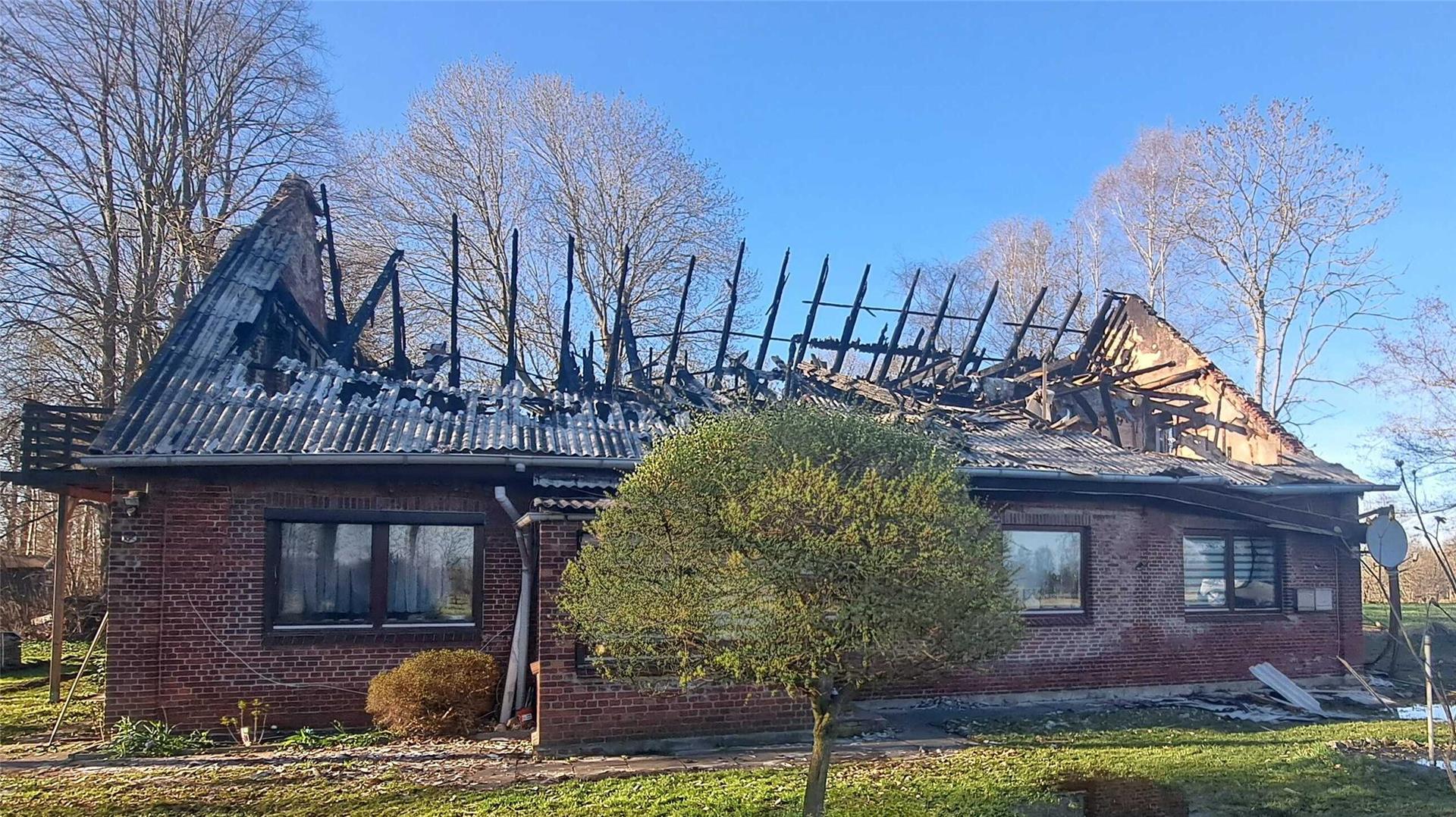 Das Haus in Hollen ist Anfang April nahezu bis auf die Grundmauern abgebrannt. 