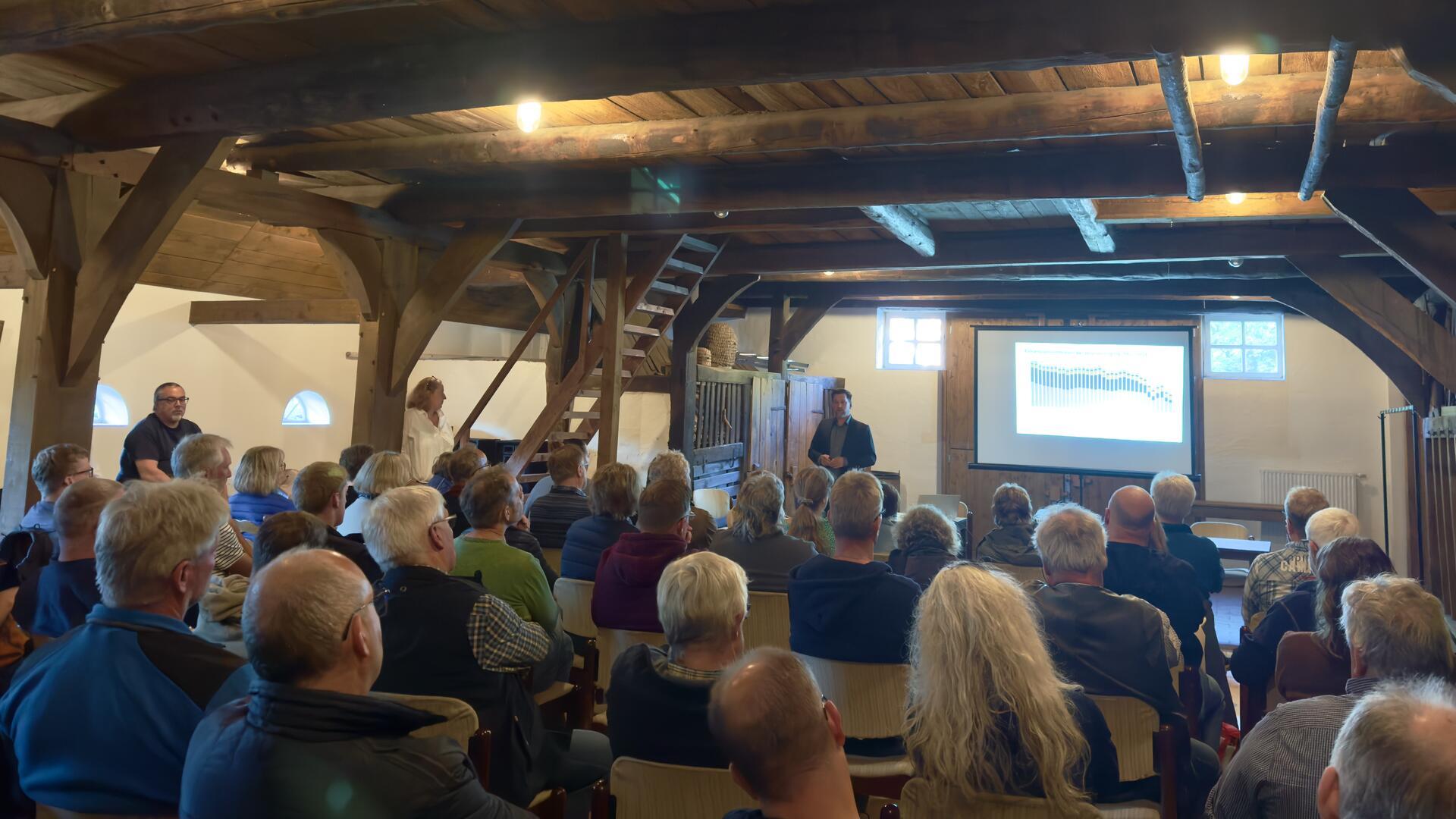 Das Heimathaus in Breddorf war gut gefüllt. Die Bürgerinnen und Bürger zeigen großes Interesse an der energetischen Gestaltung ihrer Gemeinde.
