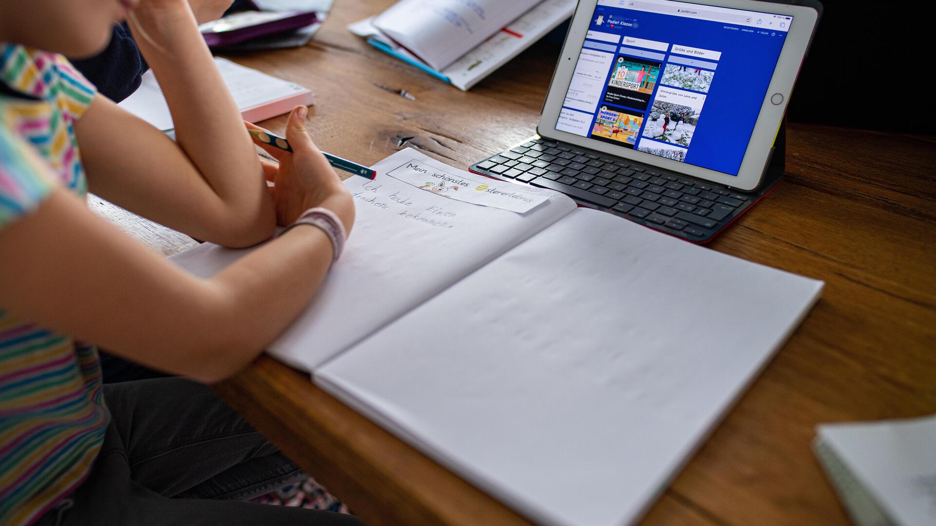Eine Erstklässlerin sitzt vor einem iPad. Das Institut für Qualitätsentwicklung (IQHB) im Land Bremen wertet die Testdaten der Schüler aus.