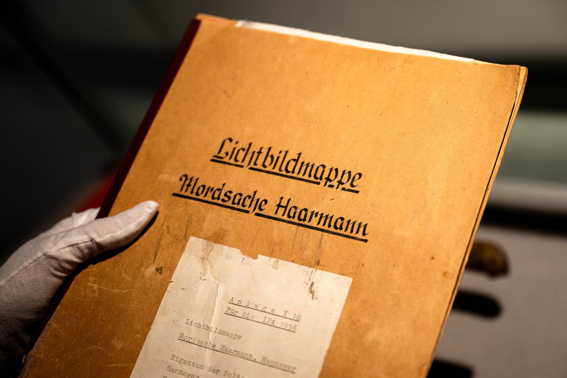 Die Lichtbildmappe in der Mordsache Fritz Haarmann wird im Polizeimuseum Niedersachsen gezeigt.