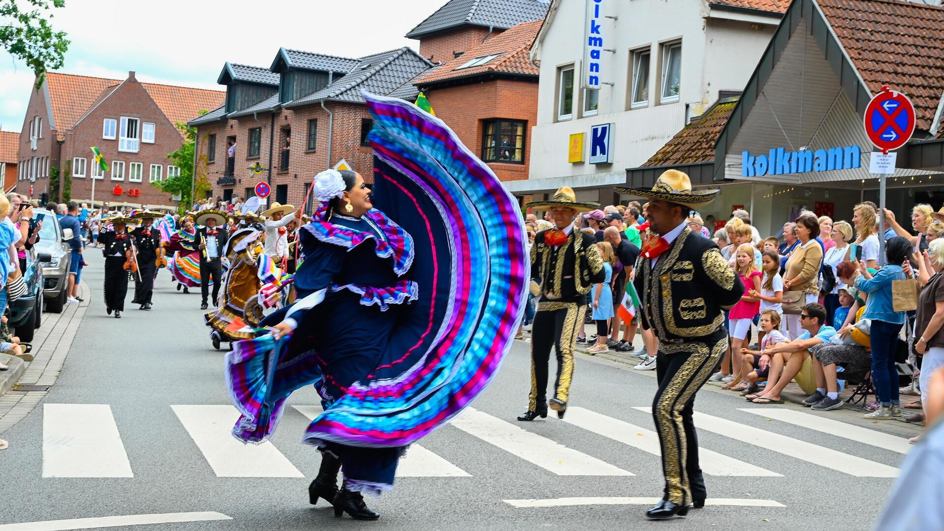 Das Internationale Beeke-Festival verwandelt Scheeßel in eine farbenfrohe Bühne gelebter Kultur. Das fünftägige Spektakel beginnt am Mittwoch und endet am Sonntag mit dem großen Finale.