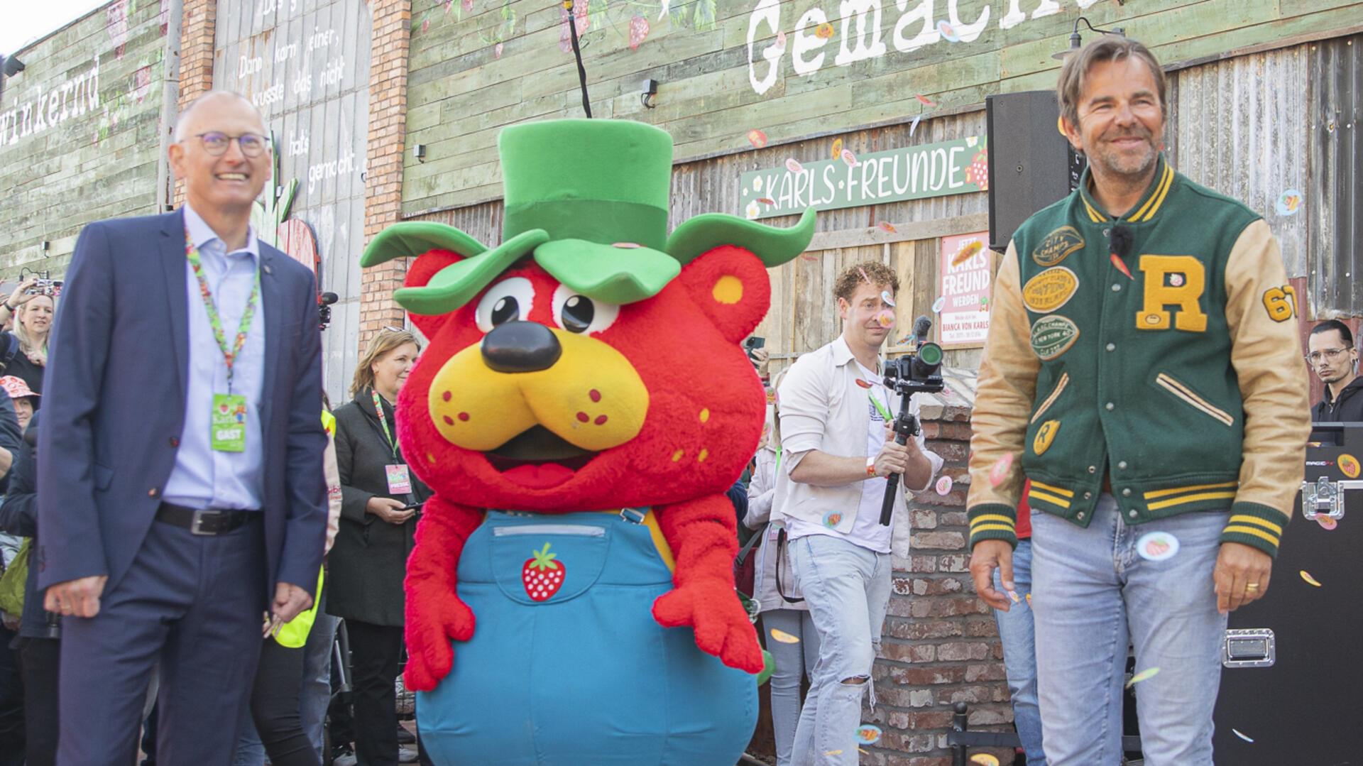 Das Karls Erlebnis-Erlebnis Dorf wurde feierlich eröffnet. Robert Dahl (r.), Karlchen und der Bürgermeister von Loxstedt, Detlef Wellbrock führen die ersten Gäste durch das Erdbeerparadies.