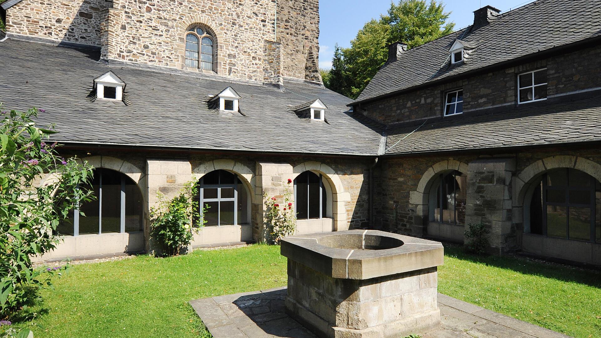 Der Innenhof eines Klosters