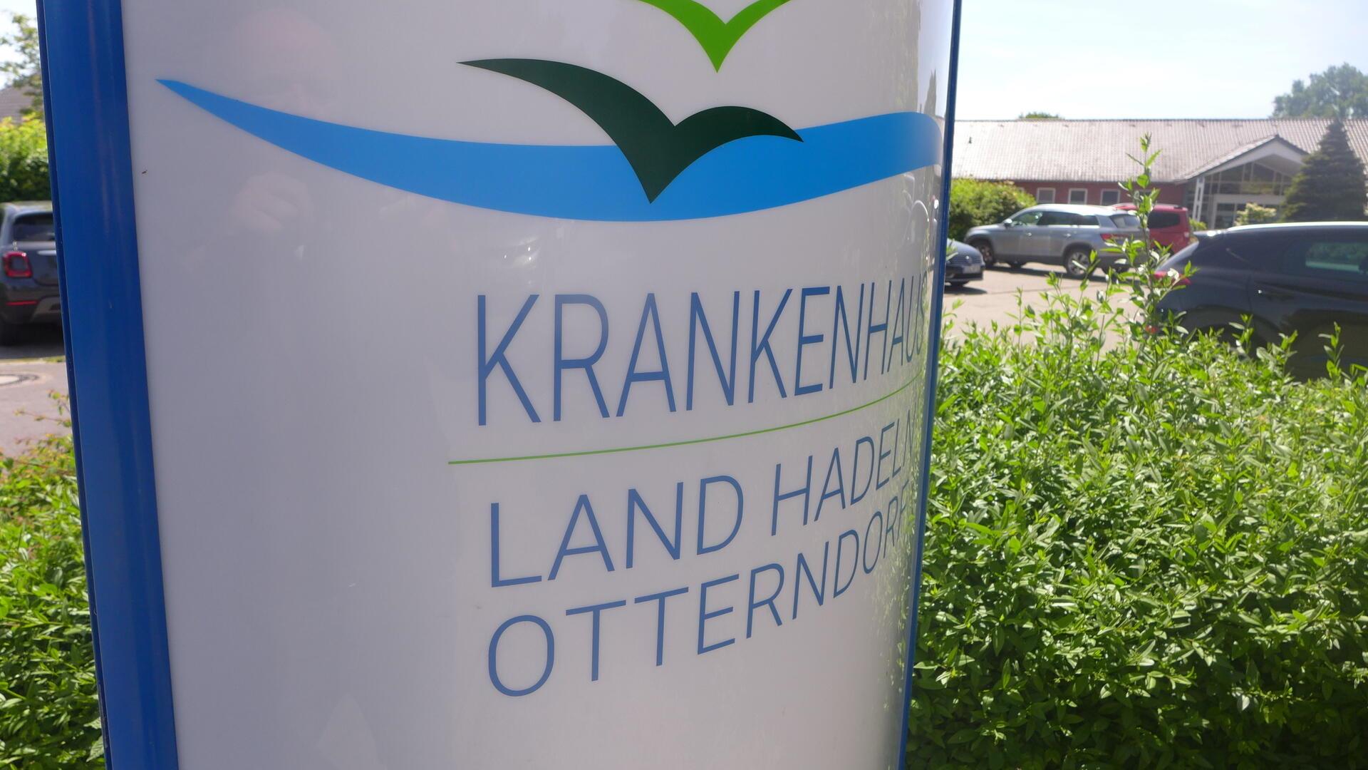 Auf einem Schild vor dem Eingang steht Krankenhaus Land Hadeln Otterndorf. Die Samtgemeinde Land Hadeln will ihre Anteile an der Klinik abgeben. 