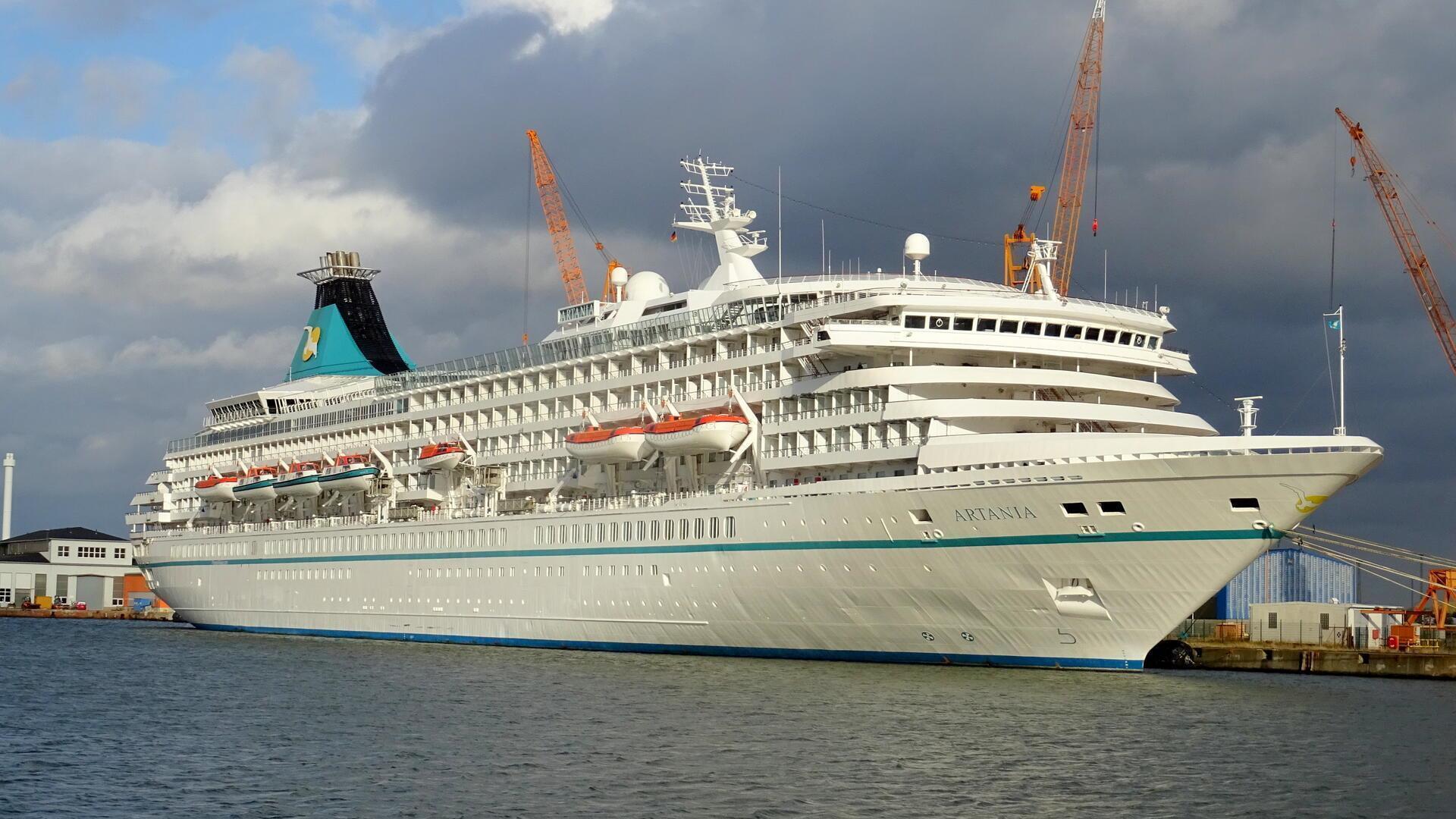 Die „Artania“ liegt an der Pier der Lloyd Werft in Bremerhaven.