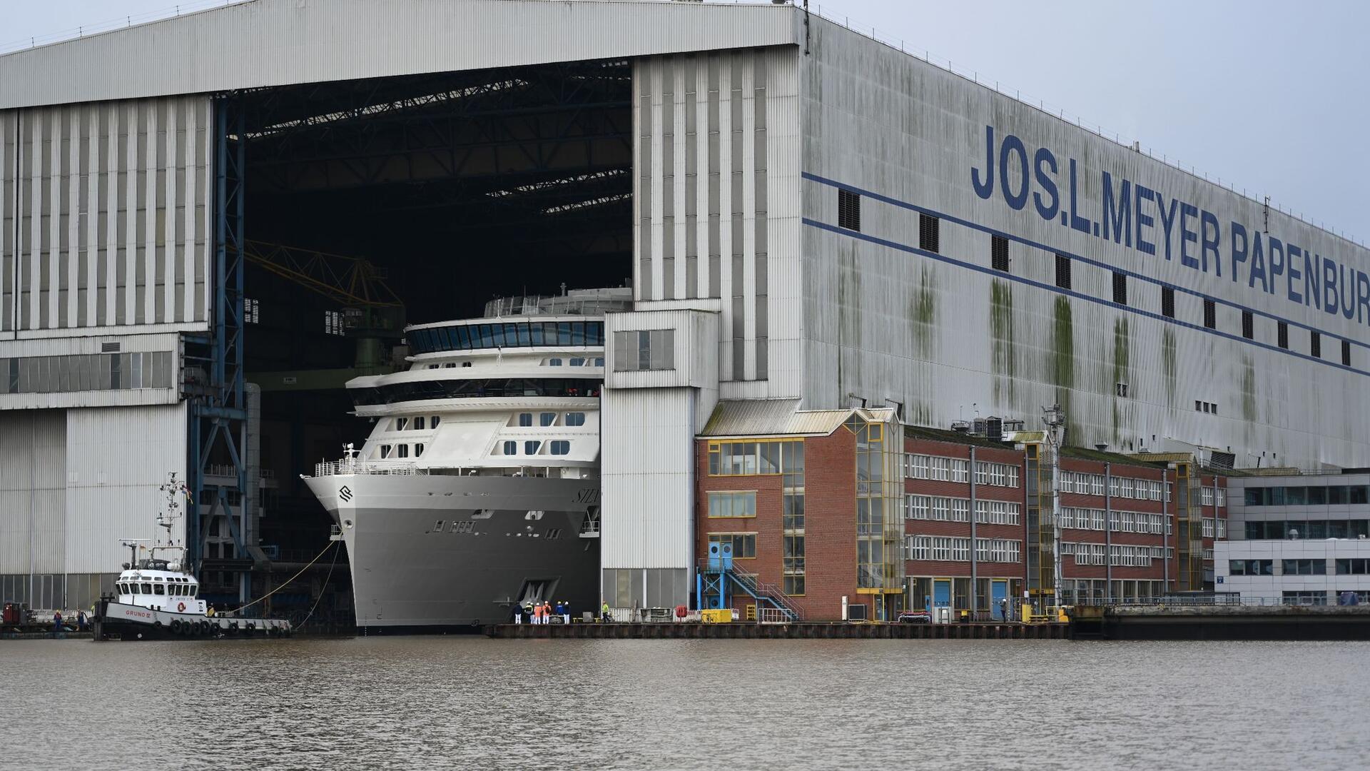 Meyer Werft dockt neues Kreuzfahrtschiff „Silver Ray“ aus Das Kreuzfahrtschiff der Luxusklasse „Silver Ray“ verlässt das überdachte Baudock der Meyer Werft.