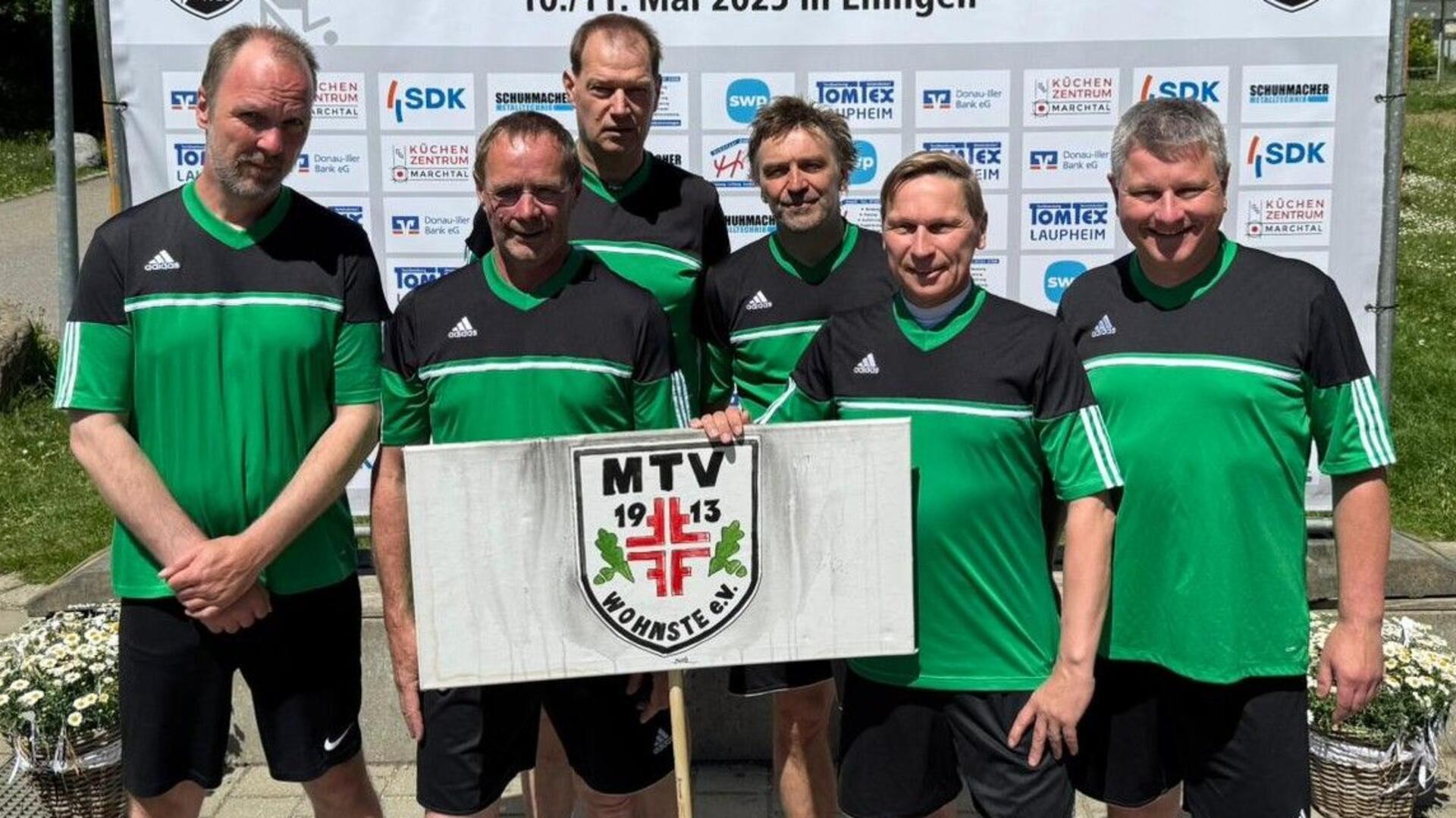 Das Männer40-Team des MTV Wohnste belegte in diesem Jahr den undankbaren vierten Platz bei den Deutschen Seniorenmeisterschaften, hatte aber ihr Highlight im Spiel gegen Werder Bremen, wo sie mit 31:28, Revanche aus dem letztjährigen Finale nahmen. Von links: Dennis Grimm, Heiko Ehlert, Jörg Höyns, Harald Klindworth sowie Olaf und Jörg Rathjen.