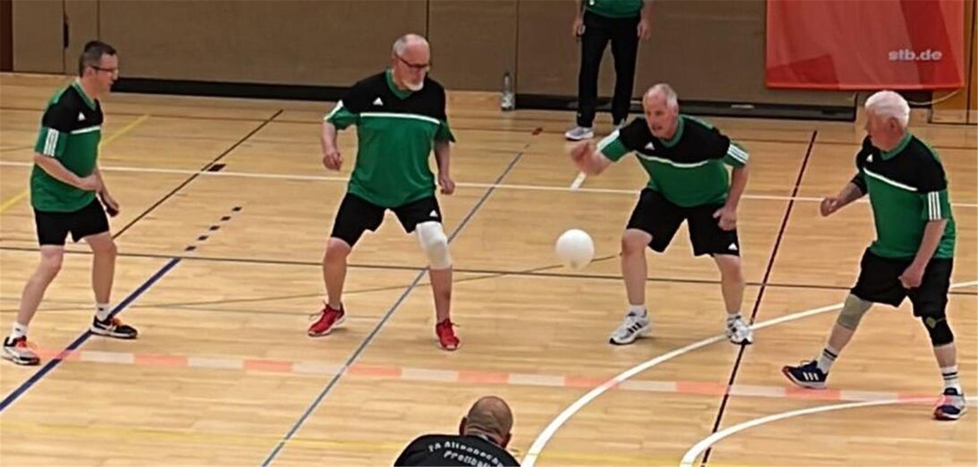 Das Männer60-Team bei einer gelungenen Annahme im Spiel gegen Altenbochum. Dennoch blieb Udo Ehlert, Bernd Meyer, Bodo Klindworth und Johann Kogge (von links) am Ende nur der letzte Platz bei ihrem ersten Auftritt bei einer Deutschen Seniorenmeisterschaft.