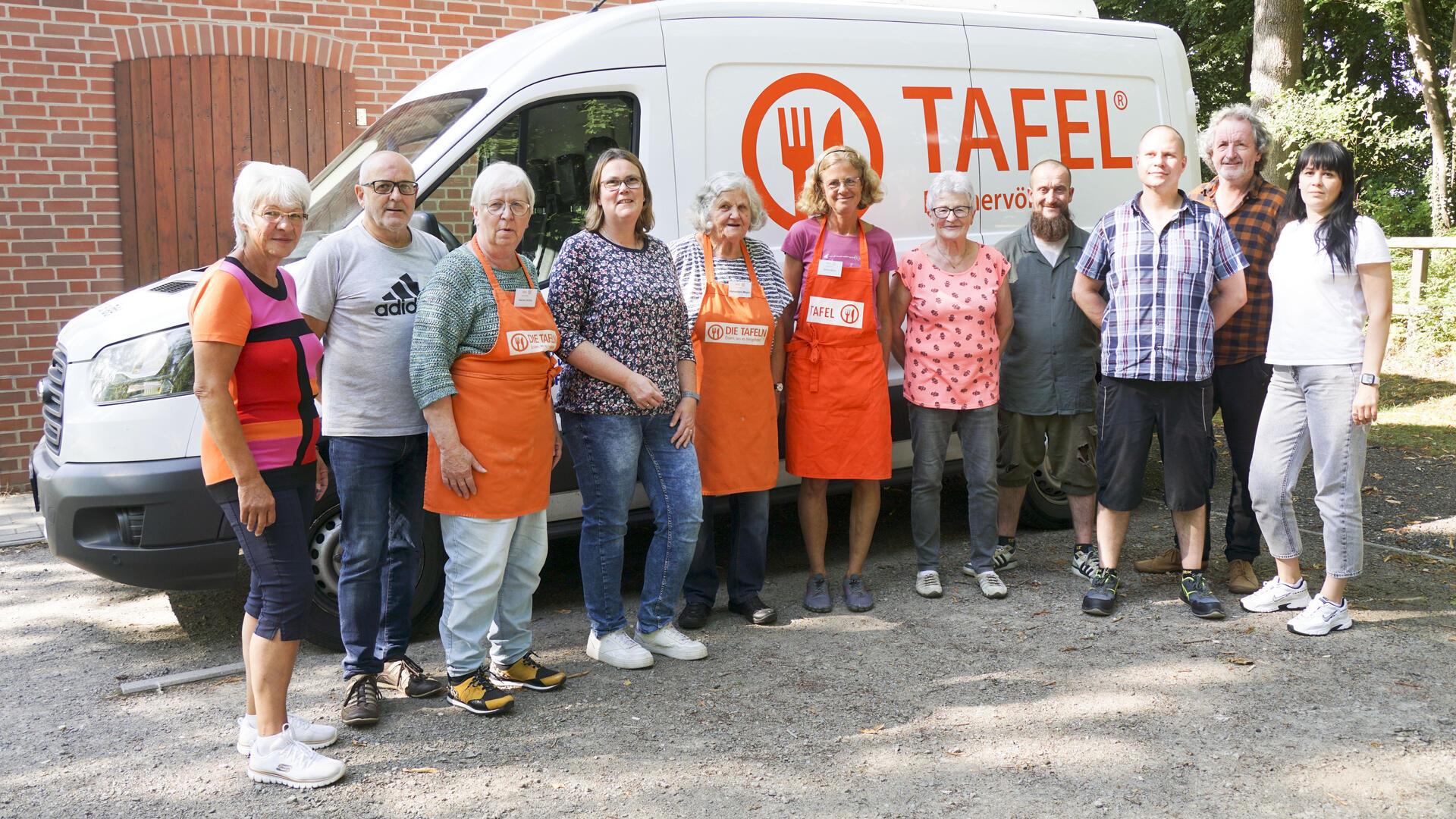 Das Mitarbeiter-Team der Bremervörder Tafel um Leiterin Karin Brünjes (links) und den "Tandem"-Vorsitzenden Andreas von Glahn (Zweiter von rechts) steht aktuell vor großen Herausforderungen und ist weiterhin auf finanzielle und personelle Unterstützung angewiesen. 