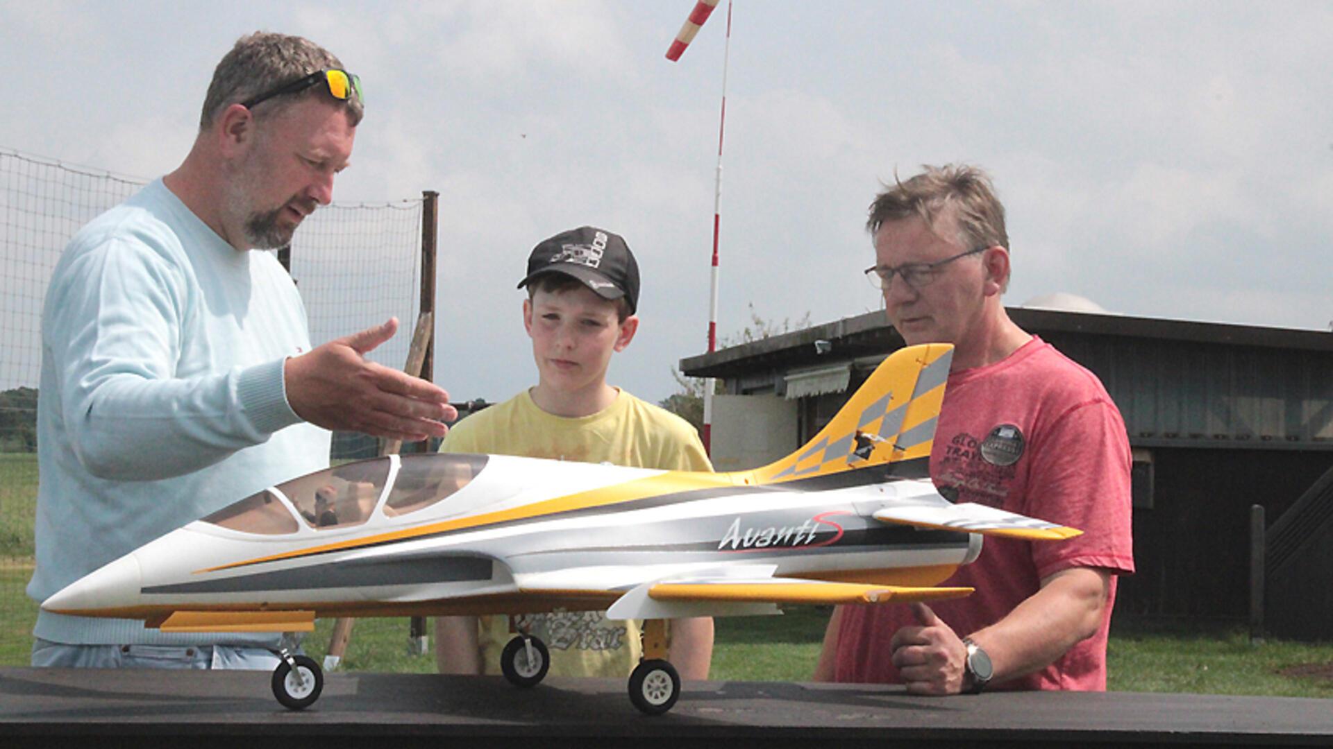 Am Modellflugzeug (von links): Thorben Büscher, Mika Klindworth, sein Vater Wilfried.