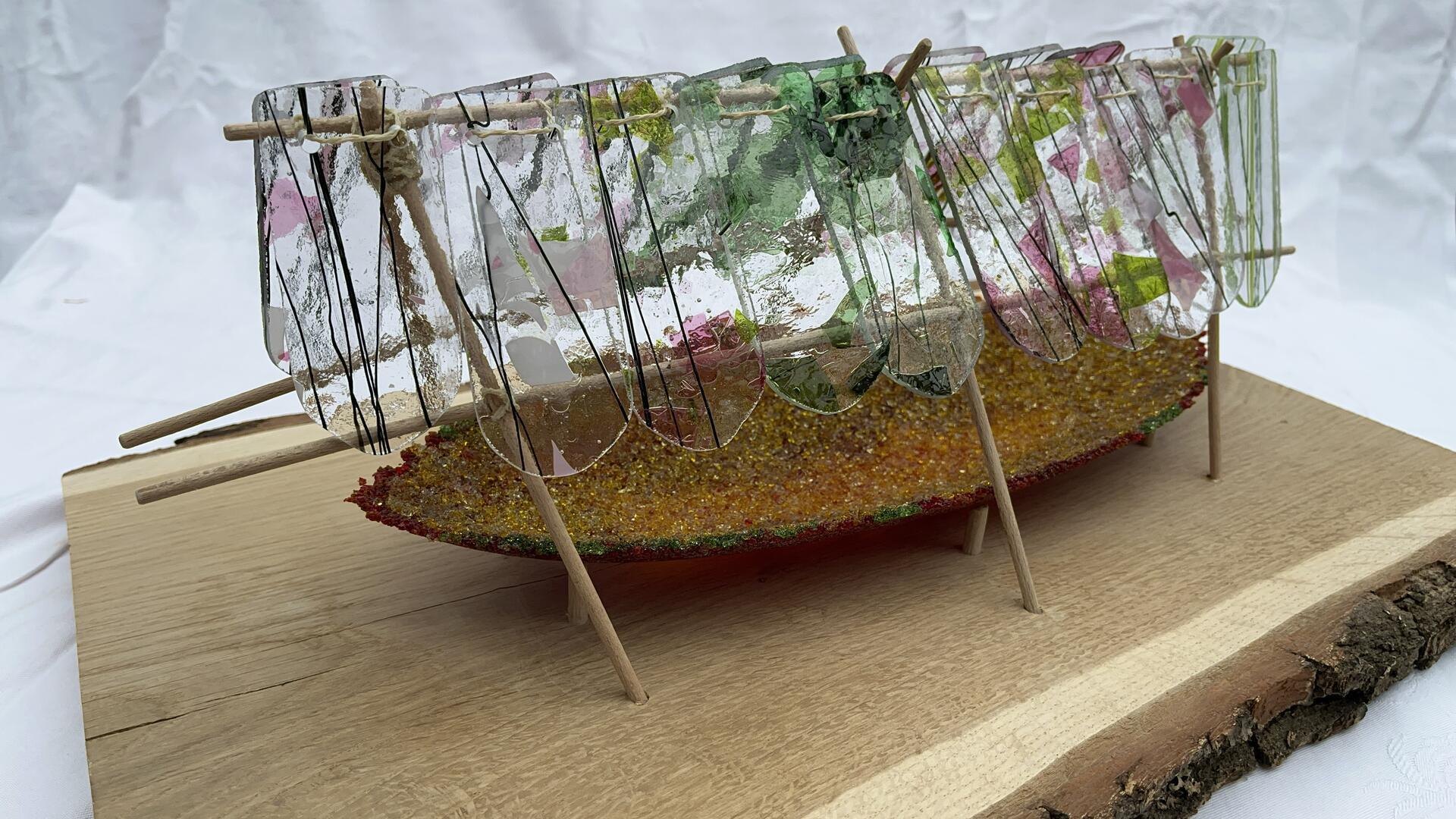 Das Mosaikboot hat Oliver Stock, inspiriert durch den in der Ausstellung stehenden Einbaum aus dem 4. bis 5.Jahrhundert n. Chr., kreiert. Der Einbaum wurde 1994 in einem Gräberfeld bei Wremen gefunden.
