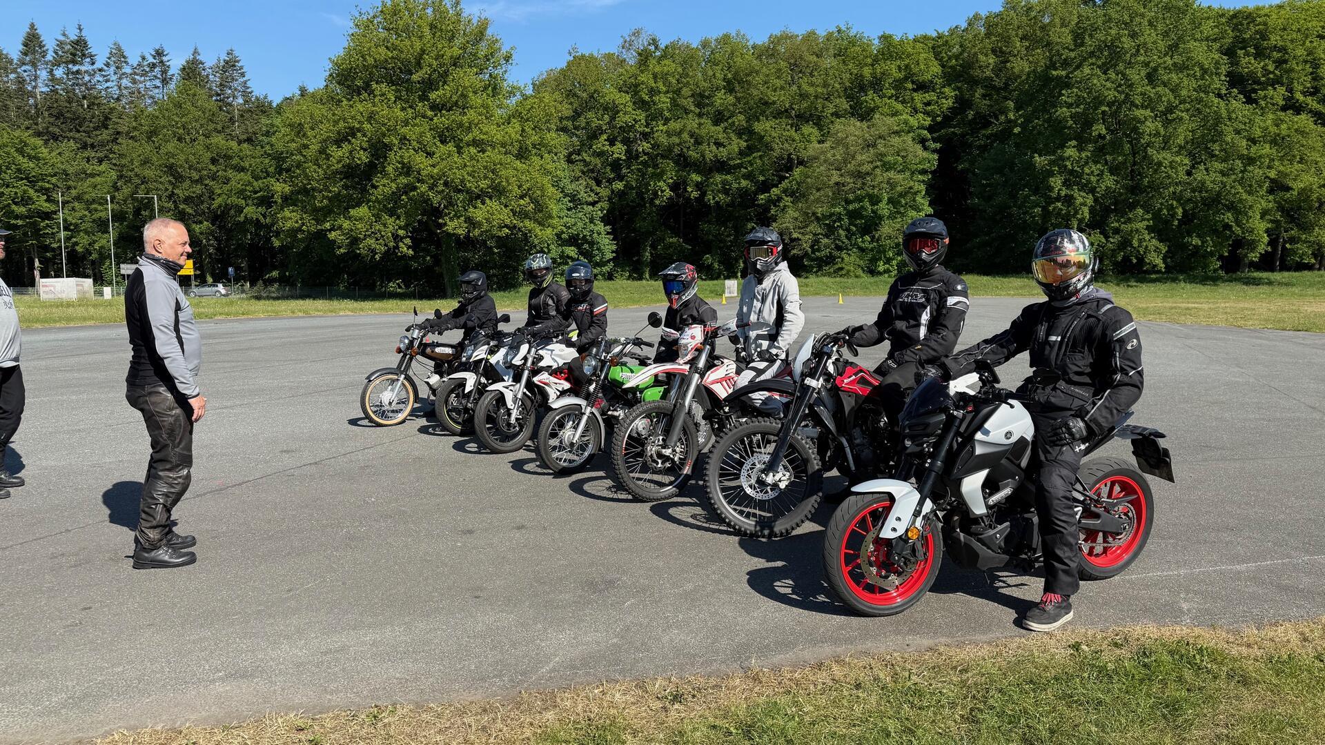 Das Motorradtraining in Zeven bot jungen Fahranfängern wertvolle Lektionen zu Sicherheit und Fahrtechnik.