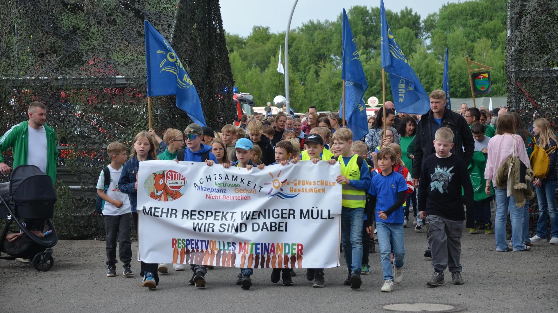 Das Motto der 56. Vier-Abend-Märsche lautet „Beruf und Berufung - Respekt und Achtsamkeit!" Die Oste-Grundschule Heeslingen bringt noch ein weiteres Gebot mit zu ihrem Lauf. Die Schülerinnen und Schüler fordern mehr Respekt und weniger Müll.