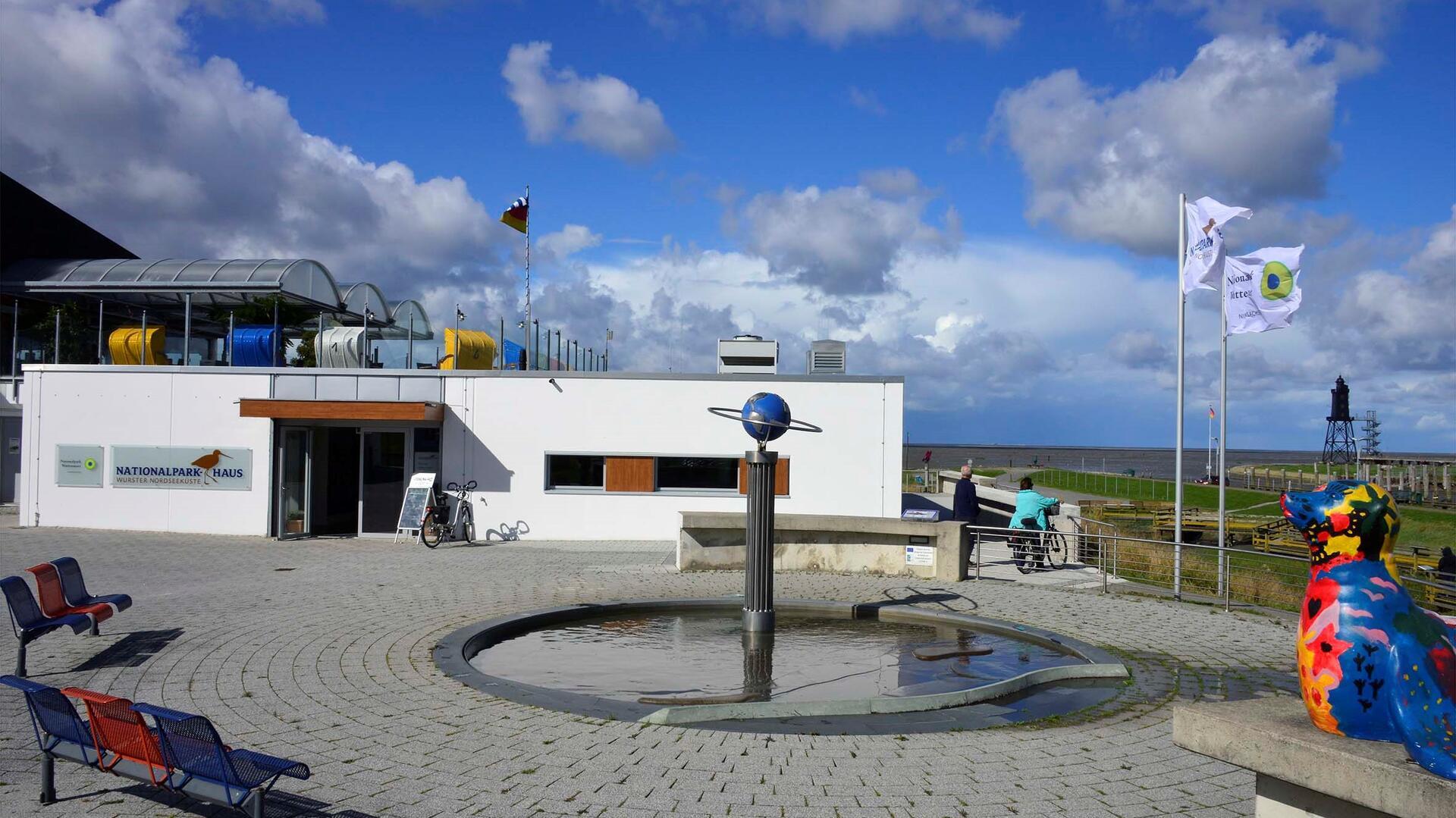 Das Nationalpark-Haus Wurster Nordseeküste liegt in auf der Strandhallenwurth in Dorum-Neufeld direkt am Kutterhafen.